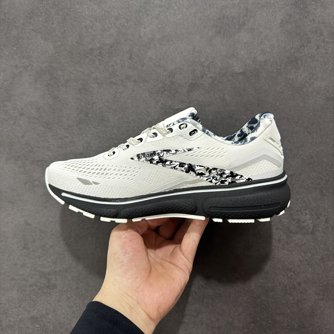 图片[2]-【公司级】布鲁克斯Brooks Ghost 幽灵 15 经典鞋款厚底增高运动老爹鞋 幽灵麦克斯，作为Brooks家的次顶级缓震跑鞋，Ghost 幽灵凭借优秀的脚感和穿着体验一直备受好评，是Brooks最畅销的鞋款之一。Ghost 15延续了该系列简洁大方的家族式设计语言，整体设计干净利落，大大的logo在沉稳中又透露着一丝张扬，任何年纪的跑者穿着都不会有违和感。工程针织鞋面带来贴合式的包裹体验，鞋面有一定的厚度，春秋，冬季都是非常不错的选择。大大的压胶LOGO有一定的拉扯强度，在优化鞋身设计的同时起到了稳定鞋面，提升稳定性的作用。鞋尖做了加强处理，而且硬度很高，来提升前掌的舒适度和保护性。后跟采用硬质港宝搭配环绕TPU的组合，来提升鞋身稳定性，配合充分的泡棉填充，包裹感十足。Ghost 15的中底采用了一体式DNA Loft V2泡棉，具有非常好的缓震性能，滚定性也非常好。橡胶厚度非常可观，鞋底巨大凹槽纹路，抓地性和止滑性都非常棒。Ghost 15的定位更偏向是一双综训鞋，兼顾缓震效能的同时回弹效果更佳。 尺码：36-46-选品中心