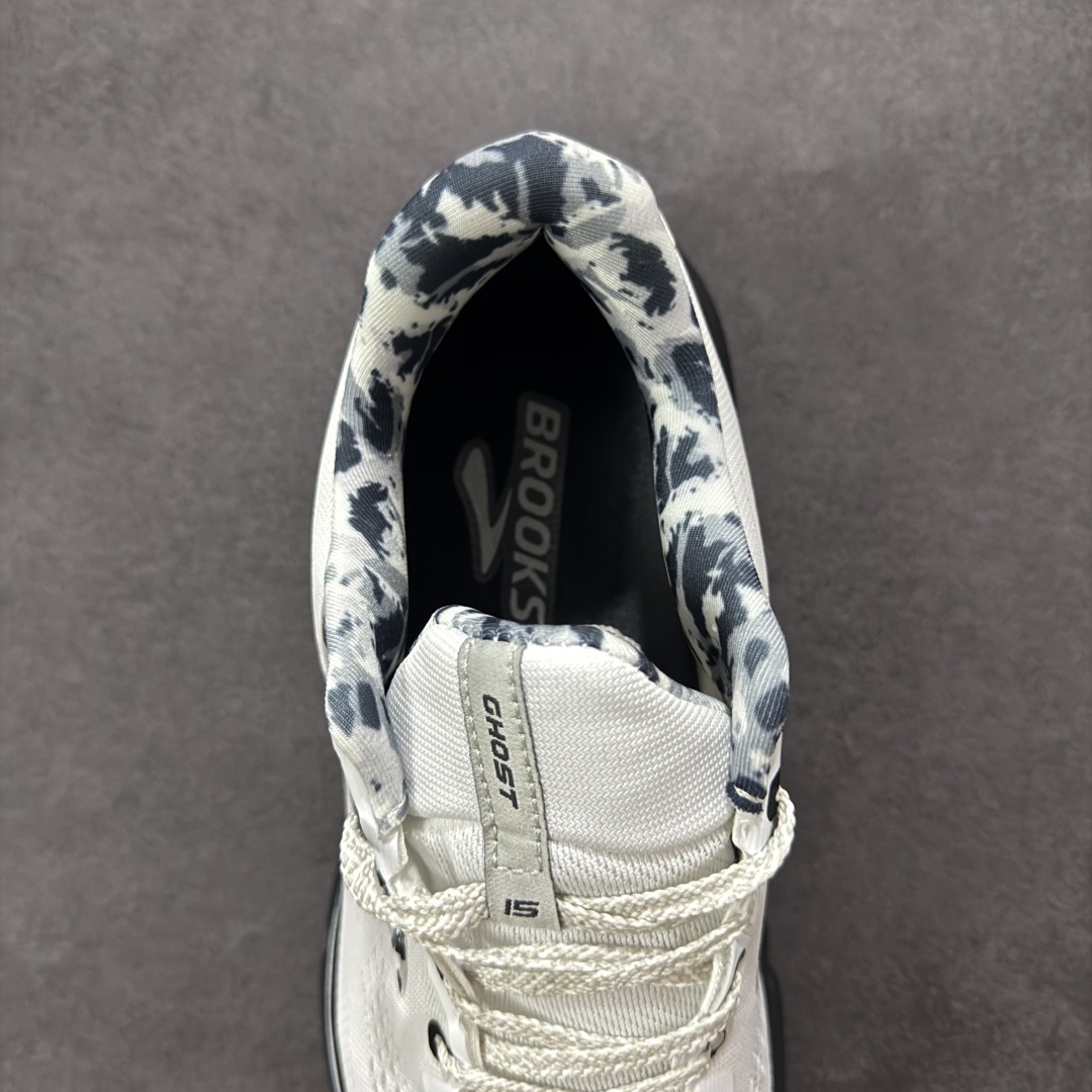 图片[7]-【公司级】布鲁克斯Brooks Ghost 幽灵 15 经典鞋款厚底增高运动老爹鞋 幽灵麦克斯，作为Brooks家的次顶级缓震跑鞋，Ghost 幽灵凭借优秀的脚感和穿着体验一直备受好评，是Brooks最畅销的鞋款之一。Ghost 15延续了该系列简洁大方的家族式设计语言，整体设计干净利落，大大的logo在沉稳中又透露着一丝张扬，任何年纪的跑者穿着都不会有违和感。工程针织鞋面带来贴合式的包裹体验，鞋面有一定的厚度，春秋，冬季都是非常不错的选择。大大的压胶LOGO有一定的拉扯强度，在优化鞋身设计的同时起到了稳定鞋面，提升稳定性的作用。鞋尖做了加强处理，而且硬度很高，来提升前掌的舒适度和保护性。后跟采用硬质港宝搭配环绕TPU的组合，来提升鞋身稳定性，配合充分的泡棉填充，包裹感十足。Ghost 15的中底采用了一体式DNA Loft V2泡棉，具有非常好的缓震性能，滚定性也非常好。橡胶厚度非常可观，鞋底巨大凹槽纹路，抓地性和止滑性都非常棒。Ghost 15的定位更偏向是一双综训鞋，兼顾缓震效能的同时回弹效果更佳。 尺码：36-46-选品中心