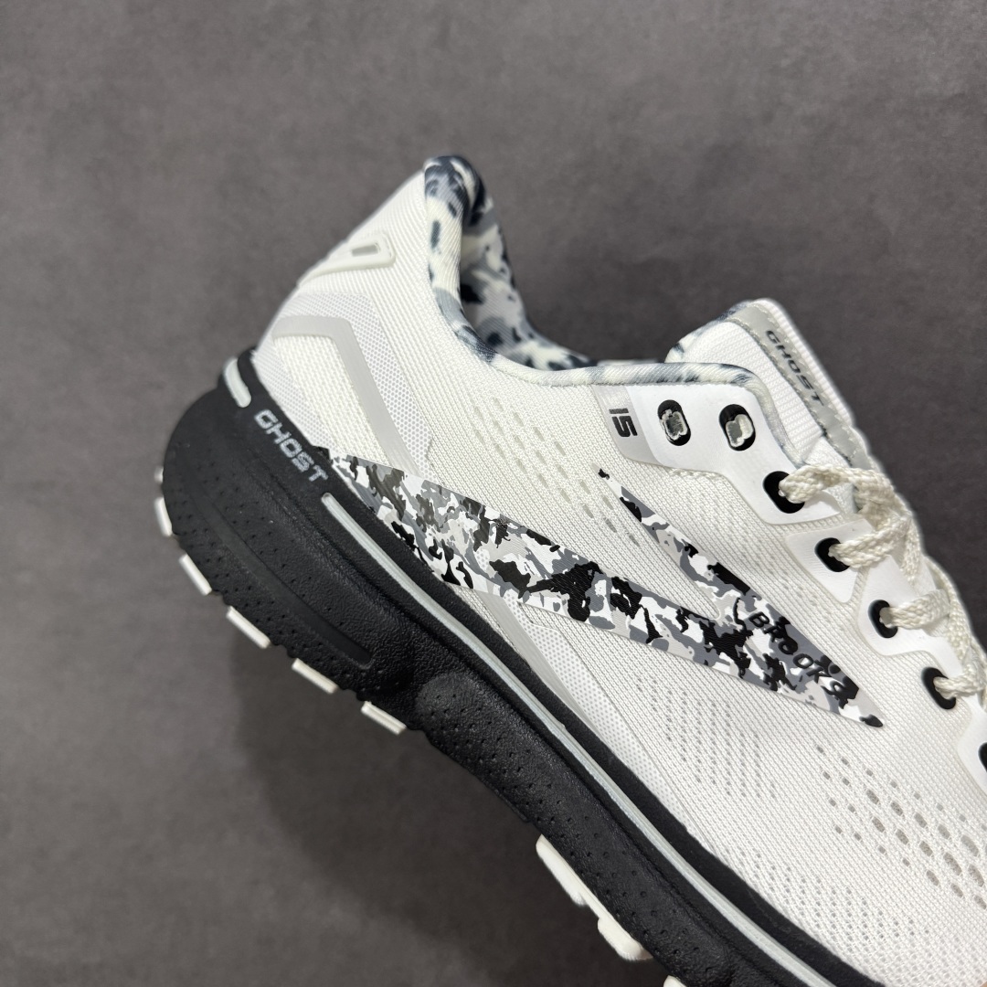 图片[6]-【公司级】布鲁克斯Brooks Ghost 幽灵 15 经典鞋款厚底增高运动老爹鞋 幽灵麦克斯，作为Brooks家的次顶级缓震跑鞋，Ghost 幽灵凭借优秀的脚感和穿着体验一直备受好评，是Brooks最畅销的鞋款之一。Ghost 15延续了该系列简洁大方的家族式设计语言，整体设计干净利落，大大的logo在沉稳中又透露着一丝张扬，任何年纪的跑者穿着都不会有违和感。工程针织鞋面带来贴合式的包裹体验，鞋面有一定的厚度，春秋，冬季都是非常不错的选择。大大的压胶LOGO有一定的拉扯强度，在优化鞋身设计的同时起到了稳定鞋面，提升稳定性的作用。鞋尖做了加强处理，而且硬度很高，来提升前掌的舒适度和保护性。后跟采用硬质港宝搭配环绕TPU的组合，来提升鞋身稳定性，配合充分的泡棉填充，包裹感十足。Ghost 15的中底采用了一体式DNA Loft V2泡棉，具有非常好的缓震性能，滚定性也非常好。橡胶厚度非常可观，鞋底巨大凹槽纹路，抓地性和止滑性都非常棒。Ghost 15的定位更偏向是一双综训鞋，兼顾缓震效能的同时回弹效果更佳。 尺码：36-46-选品中心