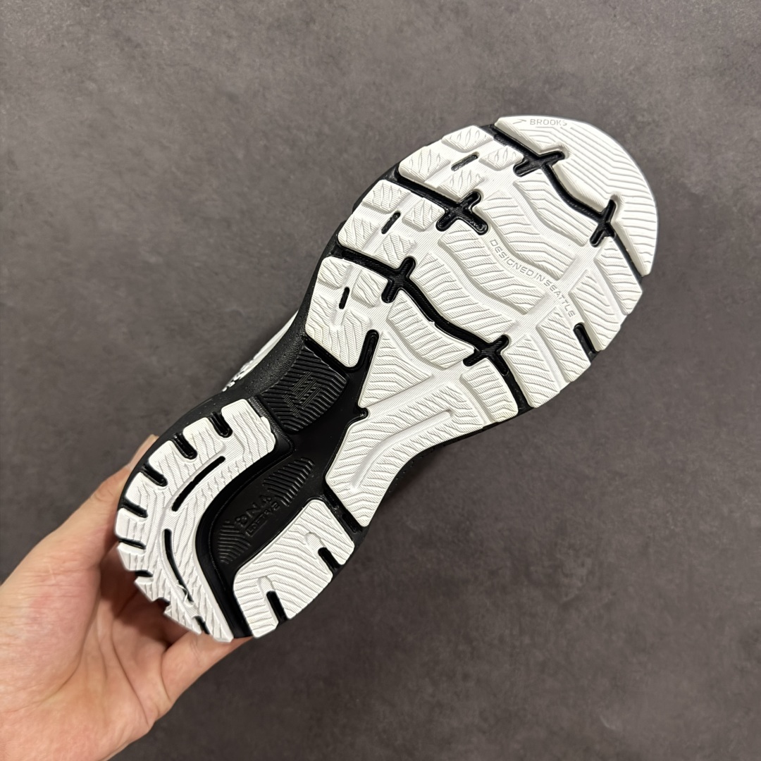 图片[9]-【公司级】布鲁克斯Brooks Ghost 幽灵 15 经典鞋款厚底增高运动老爹鞋 幽灵麦克斯，作为Brooks家的次顶级缓震跑鞋，Ghost 幽灵凭借优秀的脚感和穿着体验一直备受好评，是Brooks最畅销的鞋款之一。Ghost 15延续了该系列简洁大方的家族式设计语言，整体设计干净利落，大大的logo在沉稳中又透露着一丝张扬，任何年纪的跑者穿着都不会有违和感。工程针织鞋面带来贴合式的包裹体验，鞋面有一定的厚度，春秋，冬季都是非常不错的选择。大大的压胶LOGO有一定的拉扯强度，在优化鞋身设计的同时起到了稳定鞋面，提升稳定性的作用。鞋尖做了加强处理，而且硬度很高，来提升前掌的舒适度和保护性。后跟采用硬质港宝搭配环绕TPU的组合，来提升鞋身稳定性，配合充分的泡棉填充，包裹感十足。Ghost 15的中底采用了一体式DNA Loft V2泡棉，具有非常好的缓震性能，滚定性也非常好。橡胶厚度非常可观，鞋底巨大凹槽纹路，抓地性和止滑性都非常棒。Ghost 15的定位更偏向是一双综训鞋，兼顾缓震效能的同时回弹效果更佳。 尺码：36-46-选品中心