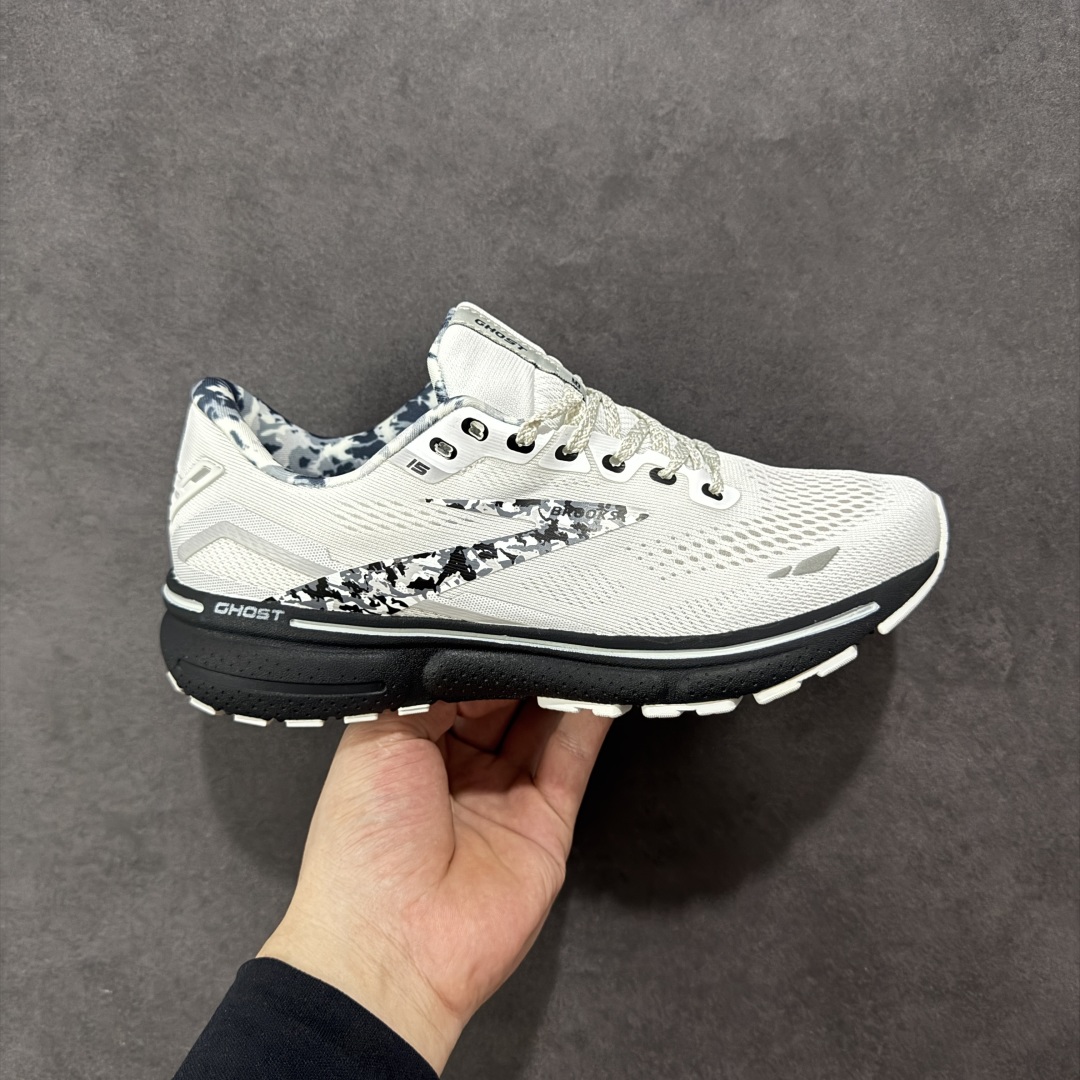 【公司级】布鲁克斯Brooks Ghost 幽灵 15 经典鞋款厚底增高运动老爹鞋 幽灵麦克斯,作为Brooks家的次顶级缓震跑鞋,Ghost 幽灵凭借优秀的脚感和穿着体验一直备受好评,是Brooks最畅销的鞋款之一。Ghost 15延续了该系列简洁大方的家族式设计语言,整体设计干净利落,大大的logo在沉稳中又透露着一丝张扬,任何年纪的跑者穿着都不会有违和感。工程针织鞋面带来贴合式的包裹体验,鞋面有一定的厚度,春秋,冬季都是非常不错的选择。大大的压胶LOGO有一定的拉扯强度,在优化鞋身设计的同时起到了稳定鞋面,提升稳定性的作用。鞋尖做了加强处理,而且硬度很高,来提升前掌的舒适度和保护性。后跟采用硬质港宝搭配环绕TPU的组合,来提升鞋身稳定性,配合充分的泡棉填充,包裹感十足。Ghost 15的中底采用了一体式DNA Loft V2泡棉,具有非常好的缓震性能,滚定性也非常好。橡胶厚度非常可观,鞋底巨大凹槽纹路,抓地性和止滑性都非常棒。Ghost 15的定位更偏向是一双综训鞋,兼顾缓震效能的同时回弹效果更佳。 尺码:36-46-选品中心