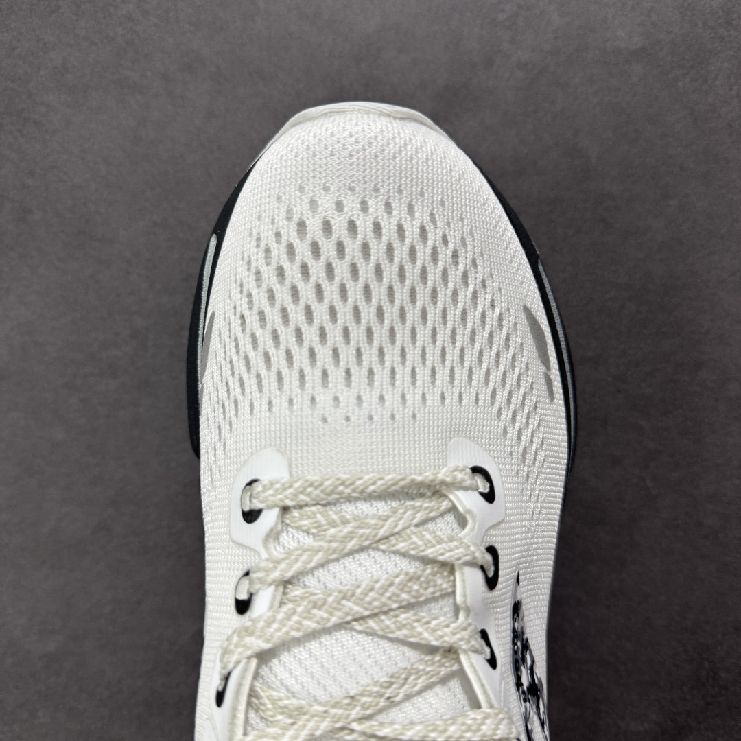 图片[8]-【公司级】布鲁克斯Brooks Ghost 幽灵 15 经典鞋款厚底增高运动老爹鞋 幽灵麦克斯，作为Brooks家的次顶级缓震跑鞋，Ghost 幽灵凭借优秀的脚感和穿着体验一直备受好评，是Brooks最畅销的鞋款之一。Ghost 15延续了该系列简洁大方的家族式设计语言，整体设计干净利落，大大的logo在沉稳中又透露着一丝张扬，任何年纪的跑者穿着都不会有违和感。工程针织鞋面带来贴合式的包裹体验，鞋面有一定的厚度，春秋，冬季都是非常不错的选择。大大的压胶LOGO有一定的拉扯强度，在优化鞋身设计的同时起到了稳定鞋面，提升稳定性的作用。鞋尖做了加强处理，而且硬度很高，来提升前掌的舒适度和保护性。后跟采用硬质港宝搭配环绕TPU的组合，来提升鞋身稳定性，配合充分的泡棉填充，包裹感十足。Ghost 15的中底采用了一体式DNA Loft V2泡棉，具有非常好的缓震性能，滚定性也非常好。橡胶厚度非常可观，鞋底巨大凹槽纹路，抓地性和止滑性都非常棒。Ghost 15的定位更偏向是一双综训鞋，兼顾缓震效能的同时回弹效果更佳。 尺码：36-46-选品中心