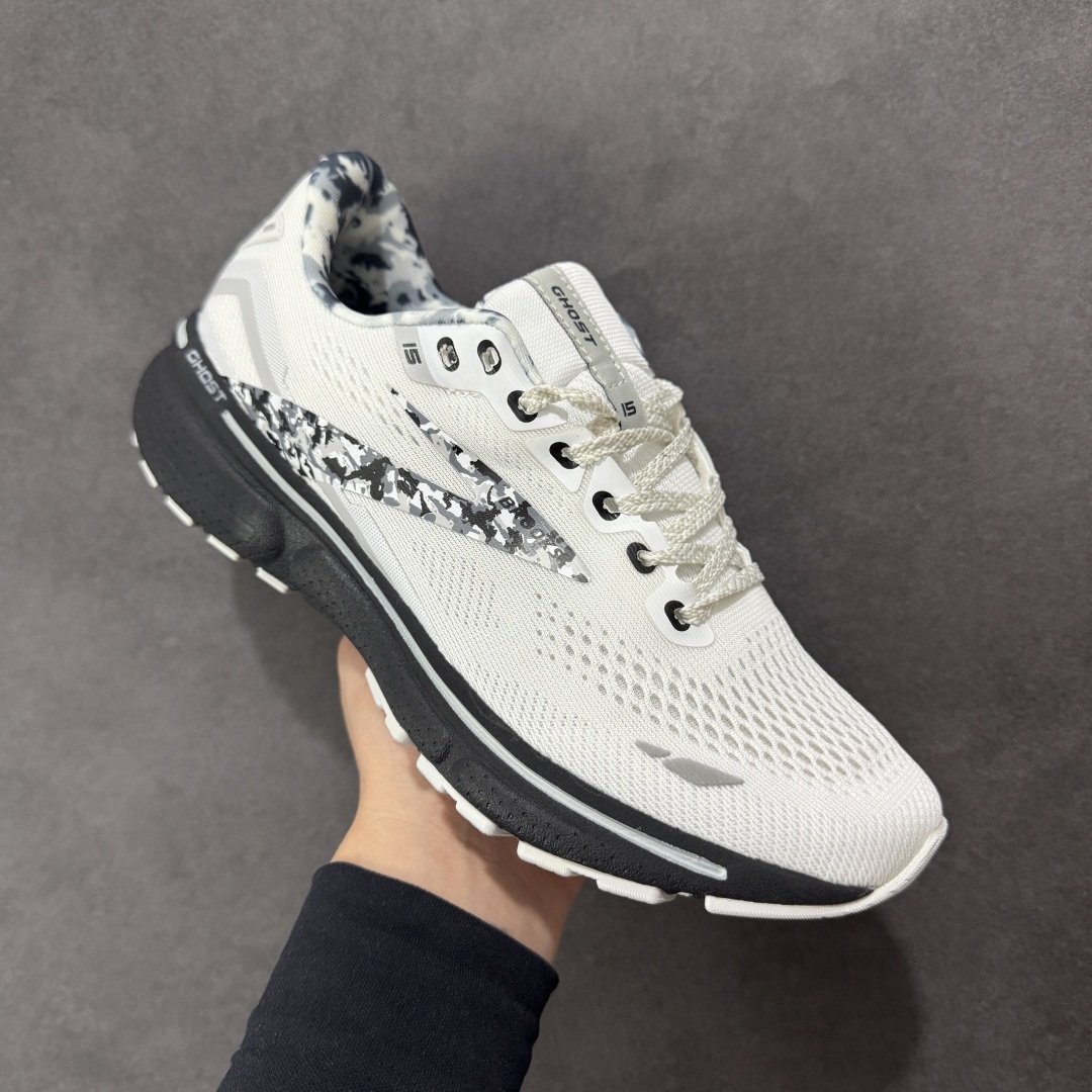 图片[3]-【公司级】布鲁克斯Brooks Ghost 幽灵 15 经典鞋款厚底增高运动老爹鞋 幽灵麦克斯，作为Brooks家的次顶级缓震跑鞋，Ghost 幽灵凭借优秀的脚感和穿着体验一直备受好评，是Brooks最畅销的鞋款之一。Ghost 15延续了该系列简洁大方的家族式设计语言，整体设计干净利落，大大的logo在沉稳中又透露着一丝张扬，任何年纪的跑者穿着都不会有违和感。工程针织鞋面带来贴合式的包裹体验，鞋面有一定的厚度，春秋，冬季都是非常不错的选择。大大的压胶LOGO有一定的拉扯强度，在优化鞋身设计的同时起到了稳定鞋面，提升稳定性的作用。鞋尖做了加强处理，而且硬度很高，来提升前掌的舒适度和保护性。后跟采用硬质港宝搭配环绕TPU的组合，来提升鞋身稳定性，配合充分的泡棉填充，包裹感十足。Ghost 15的中底采用了一体式DNA Loft V2泡棉，具有非常好的缓震性能，滚定性也非常好。橡胶厚度非常可观，鞋底巨大凹槽纹路，抓地性和止滑性都非常棒。Ghost 15的定位更偏向是一双综训鞋，兼顾缓震效能的同时回弹效果更佳。 尺码：36-46-选品中心