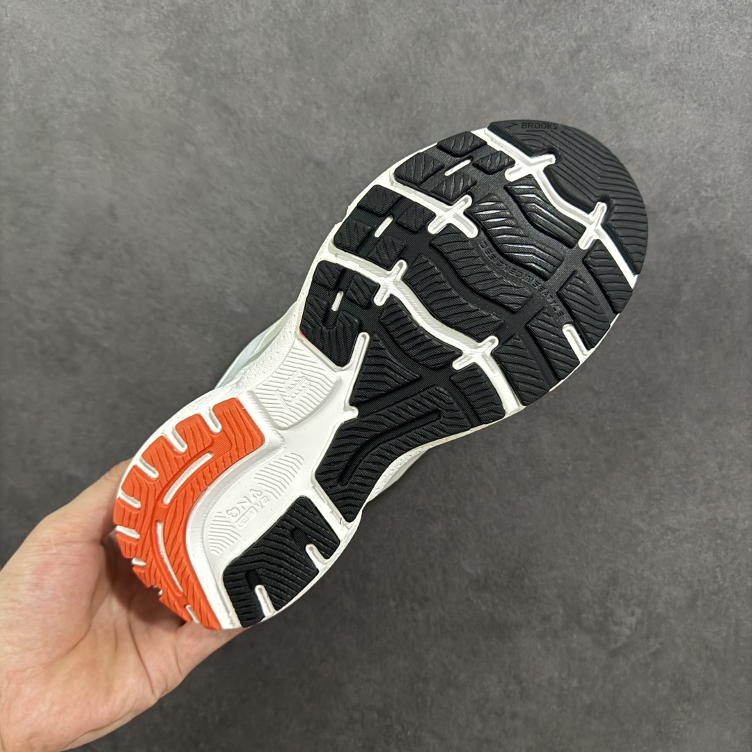 图片[9]-【公司级】布鲁克斯Brooks Ghost 幽灵 15 经典鞋款厚底增高运动老爹鞋 幽灵麦克斯，作为Brooks家的次顶级缓震跑鞋，Ghost 幽灵凭借优秀的脚感和穿着体验一直备受好评，是Brooks最畅销的鞋款之一。Ghost 15延续了该系列简洁大方的家族式设计语言，整体设计干净利落，大大的logo在沉稳中又透露着一丝张扬，任何年纪的跑者穿着都不会有违和感。工程针织鞋面带来贴合式的包裹体验，鞋面有一定的厚度，春秋，冬季都是非常不错的选择。大大的压胶LOGO有一定的拉扯强度，在优化鞋身设计的同时起到了稳定鞋面，提升稳定性的作用。鞋尖做了加强处理，而且硬度很高，来提升前掌的舒适度和保护性。后跟采用硬质港宝搭配环绕TPU的组合，来提升鞋身稳定性，配合充分的泡棉填充，包裹感十足。Ghost 15的中底采用了一体式DNA Loft V2泡棉，具有非常好的缓震性能，滚定性也非常好。橡胶厚度非常可观，鞋底巨大凹槽纹路，抓地性和止滑性都非常棒。Ghost 15的定位更偏向是一双综训鞋，兼顾缓震效能的同时回弹效果更佳。 尺码：36-46-选品中心