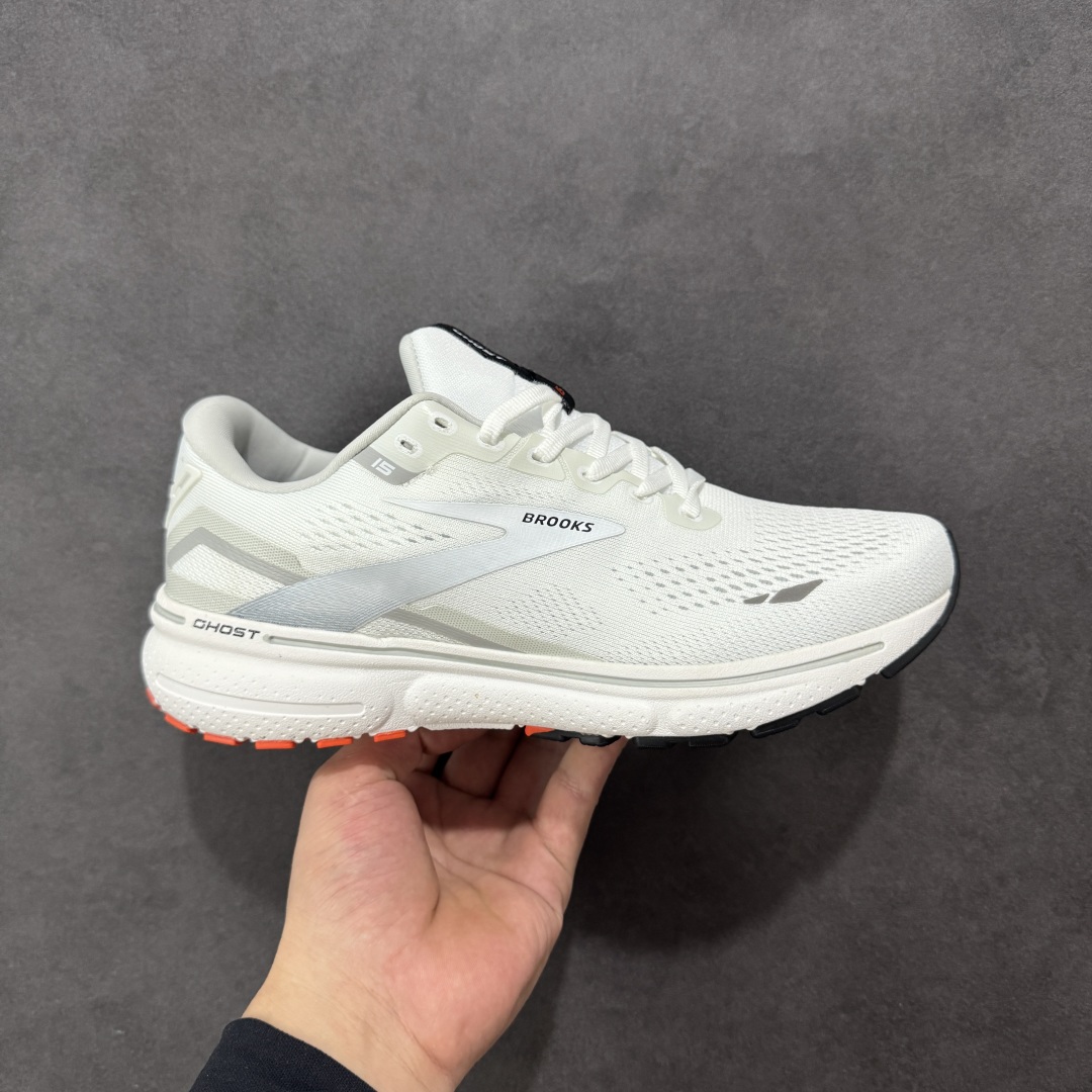 【公司级】布鲁克斯Brooks Ghost 幽灵 15 经典鞋款厚底增高运动老爹鞋 幽灵麦克斯,作为Brooks家的次顶级缓震跑鞋,Ghost 幽灵凭借优秀的脚感和穿着体验一直备受好评,是Brooks最畅销的鞋款之一。Ghost 15延续了该系列简洁大方的家族式设计语言,整体设计干净利落,大大的logo在沉稳中又透露着一丝张扬,任何年纪的跑者穿着都不会有违和感。工程针织鞋面带来贴合式的包裹体验,鞋面有一定的厚度,春秋,冬季都是非常不错的选择。大大的压胶LOGO有一定的拉扯强度,在优化鞋身设计的同时起到了稳定鞋面,提升稳定性的作用。鞋尖做了加强处理,而且硬度很高,来提升前掌的舒适度和保护性。后跟采用硬质港宝搭配环绕TPU的组合,来提升鞋身稳定性,配合充分的泡棉填充,包裹感十足。Ghost 15的中底采用了一体式DNA Loft V2泡棉,具有非常好的缓震性能,滚定性也非常好。橡胶厚度非常可观,鞋底巨大凹槽纹路,抓地性和止滑性都非常棒。Ghost 15的定位更偏向是一双综训鞋,兼顾缓震效能的同时回弹效果更佳。 尺码:36-46-选品中心