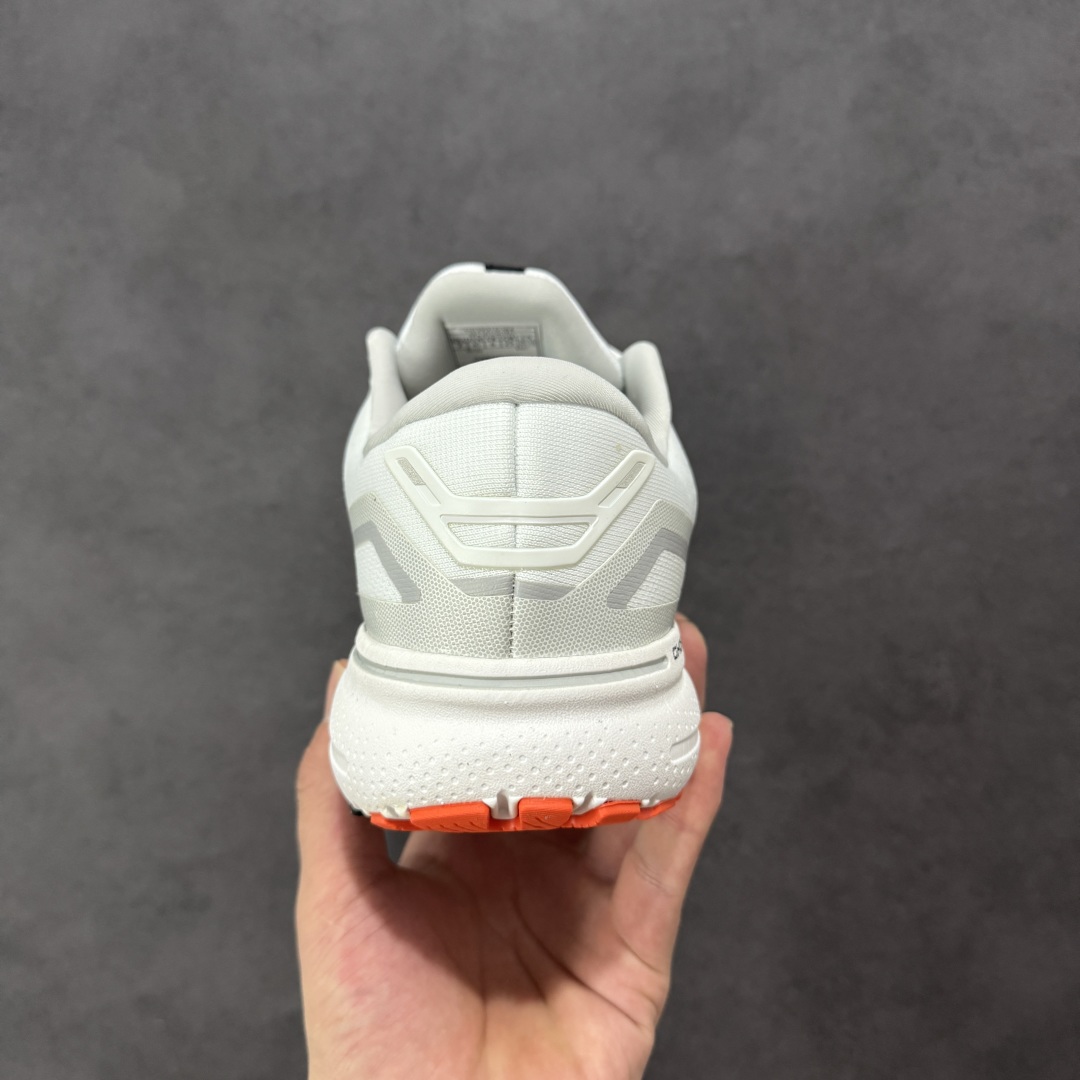 图片[4]-【公司级】布鲁克斯Brooks Ghost 幽灵 15 经典鞋款厚底增高运动老爹鞋 幽灵麦克斯，作为Brooks家的次顶级缓震跑鞋，Ghost 幽灵凭借优秀的脚感和穿着体验一直备受好评，是Brooks最畅销的鞋款之一。Ghost 15延续了该系列简洁大方的家族式设计语言，整体设计干净利落，大大的logo在沉稳中又透露着一丝张扬，任何年纪的跑者穿着都不会有违和感。工程针织鞋面带来贴合式的包裹体验，鞋面有一定的厚度，春秋，冬季都是非常不错的选择。大大的压胶LOGO有一定的拉扯强度，在优化鞋身设计的同时起到了稳定鞋面，提升稳定性的作用。鞋尖做了加强处理，而且硬度很高，来提升前掌的舒适度和保护性。后跟采用硬质港宝搭配环绕TPU的组合，来提升鞋身稳定性，配合充分的泡棉填充，包裹感十足。Ghost 15的中底采用了一体式DNA Loft V2泡棉，具有非常好的缓震性能，滚定性也非常好。橡胶厚度非常可观，鞋底巨大凹槽纹路，抓地性和止滑性都非常棒。Ghost 15的定位更偏向是一双综训鞋，兼顾缓震效能的同时回弹效果更佳。 尺码：36-46-选品中心