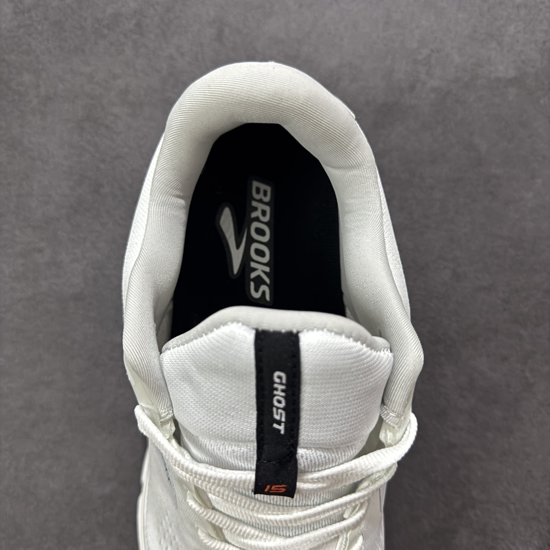 图片[7]-【公司级】布鲁克斯Brooks Ghost 幽灵 15 经典鞋款厚底增高运动老爹鞋 幽灵麦克斯，作为Brooks家的次顶级缓震跑鞋，Ghost 幽灵凭借优秀的脚感和穿着体验一直备受好评，是Brooks最畅销的鞋款之一。Ghost 15延续了该系列简洁大方的家族式设计语言，整体设计干净利落，大大的logo在沉稳中又透露着一丝张扬，任何年纪的跑者穿着都不会有违和感。工程针织鞋面带来贴合式的包裹体验，鞋面有一定的厚度，春秋，冬季都是非常不错的选择。大大的压胶LOGO有一定的拉扯强度，在优化鞋身设计的同时起到了稳定鞋面，提升稳定性的作用。鞋尖做了加强处理，而且硬度很高，来提升前掌的舒适度和保护性。后跟采用硬质港宝搭配环绕TPU的组合，来提升鞋身稳定性，配合充分的泡棉填充，包裹感十足。Ghost 15的中底采用了一体式DNA Loft V2泡棉，具有非常好的缓震性能，滚定性也非常好。橡胶厚度非常可观，鞋底巨大凹槽纹路，抓地性和止滑性都非常棒。Ghost 15的定位更偏向是一双综训鞋，兼顾缓震效能的同时回弹效果更佳。 尺码：36-46-选品中心
