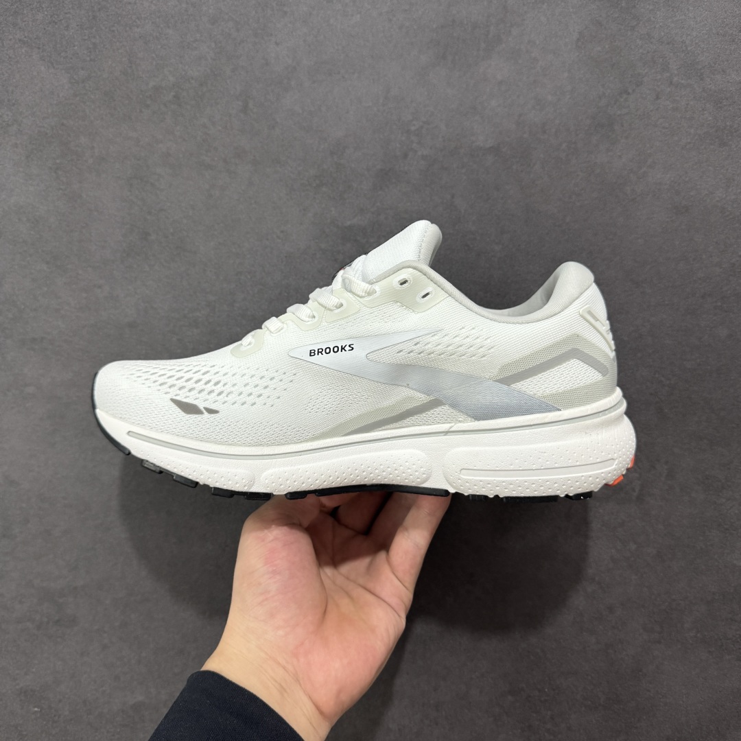 图片[2]-【公司级】布鲁克斯Brooks Ghost 幽灵 15 经典鞋款厚底增高运动老爹鞋 幽灵麦克斯，作为Brooks家的次顶级缓震跑鞋，Ghost 幽灵凭借优秀的脚感和穿着体验一直备受好评，是Brooks最畅销的鞋款之一。Ghost 15延续了该系列简洁大方的家族式设计语言，整体设计干净利落，大大的logo在沉稳中又透露着一丝张扬，任何年纪的跑者穿着都不会有违和感。工程针织鞋面带来贴合式的包裹体验，鞋面有一定的厚度，春秋，冬季都是非常不错的选择。大大的压胶LOGO有一定的拉扯强度，在优化鞋身设计的同时起到了稳定鞋面，提升稳定性的作用。鞋尖做了加强处理，而且硬度很高，来提升前掌的舒适度和保护性。后跟采用硬质港宝搭配环绕TPU的组合，来提升鞋身稳定性，配合充分的泡棉填充，包裹感十足。Ghost 15的中底采用了一体式DNA Loft V2泡棉，具有非常好的缓震性能，滚定性也非常好。橡胶厚度非常可观，鞋底巨大凹槽纹路，抓地性和止滑性都非常棒。Ghost 15的定位更偏向是一双综训鞋，兼顾缓震效能的同时回弹效果更佳。 尺码：36-46-选品中心