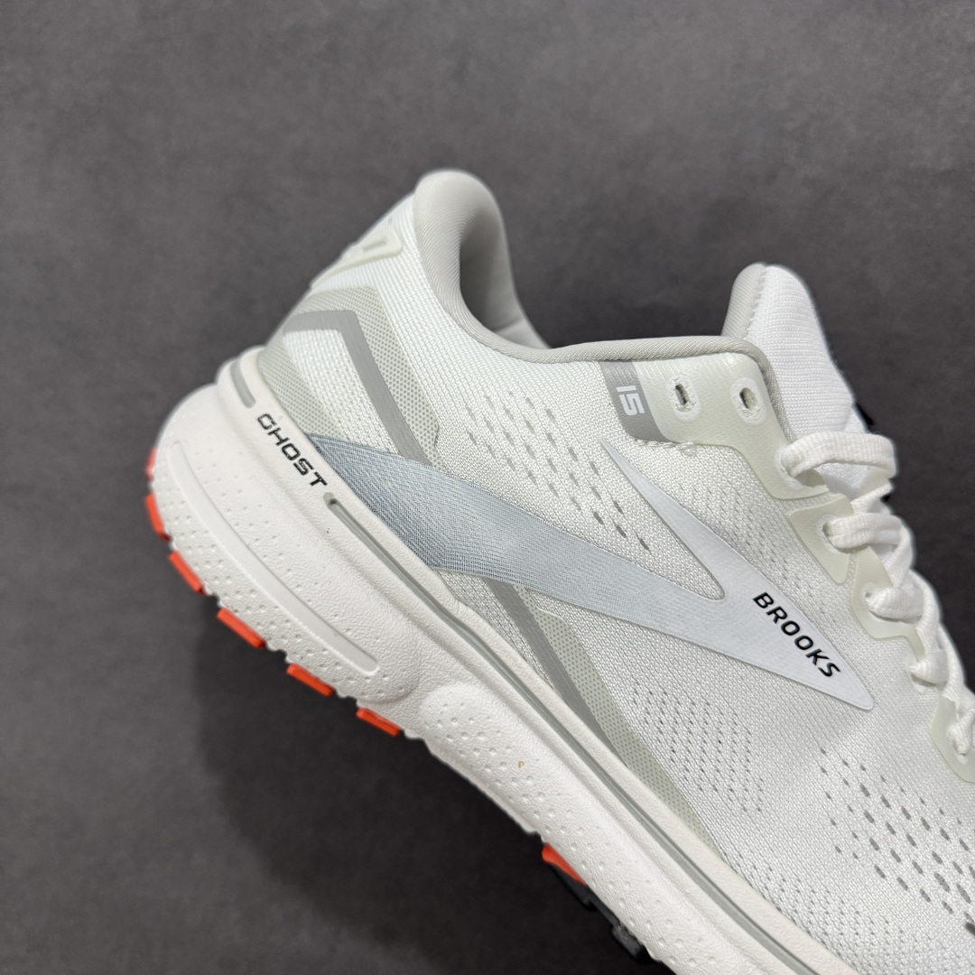 图片[6]-【公司级】布鲁克斯Brooks Ghost 幽灵 15 经典鞋款厚底增高运动老爹鞋 幽灵麦克斯，作为Brooks家的次顶级缓震跑鞋，Ghost 幽灵凭借优秀的脚感和穿着体验一直备受好评，是Brooks最畅销的鞋款之一。Ghost 15延续了该系列简洁大方的家族式设计语言，整体设计干净利落，大大的logo在沉稳中又透露着一丝张扬，任何年纪的跑者穿着都不会有违和感。工程针织鞋面带来贴合式的包裹体验，鞋面有一定的厚度，春秋，冬季都是非常不错的选择。大大的压胶LOGO有一定的拉扯强度，在优化鞋身设计的同时起到了稳定鞋面，提升稳定性的作用。鞋尖做了加强处理，而且硬度很高，来提升前掌的舒适度和保护性。后跟采用硬质港宝搭配环绕TPU的组合，来提升鞋身稳定性，配合充分的泡棉填充，包裹感十足。Ghost 15的中底采用了一体式DNA Loft V2泡棉，具有非常好的缓震性能，滚定性也非常好。橡胶厚度非常可观，鞋底巨大凹槽纹路，抓地性和止滑性都非常棒。Ghost 15的定位更偏向是一双综训鞋，兼顾缓震效能的同时回弹效果更佳。 尺码：36-46-选品中心