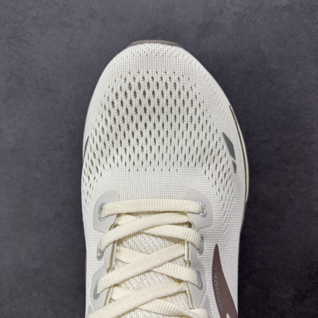 图片[8]-【公司级】布鲁克斯Brooks Ghost 幽灵 15 经典鞋款厚底增高运动老爹鞋 幽灵麦克斯，作为Brooks家的次顶级缓震跑鞋，Ghost 幽灵凭借优秀的脚感和穿着体验一直备受好评，是Brooks最畅销的鞋款之一。Ghost 15延续了该系列简洁大方的家族式设计语言，整体设计干净利落，大大的logo在沉稳中又透露着一丝张扬，任何年纪的跑者穿着都不会有违和感。工程针织鞋面带来贴合式的包裹体验，鞋面有一定的厚度，春秋，冬季都是非常不错的选择。大大的压胶LOGO有一定的拉扯强度，在优化鞋身设计的同时起到了稳定鞋面，提升稳定性的作用。鞋尖做了加强处理，而且硬度很高，来提升前掌的舒适度和保护性。后跟采用硬质港宝搭配环绕TPU的组合，来提升鞋身稳定性，配合充分的泡棉填充，包裹感十足。Ghost 15的中底采用了一体式DNA Loft V2泡棉，具有非常好的缓震性能，滚定性也非常好。橡胶厚度非常可观，鞋底巨大凹槽纹路，抓地性和止滑性都非常棒。Ghost 15的定位更偏向是一双综训鞋，兼顾缓震效能的同时回弹效果更佳。 尺码：36-46-选品中心