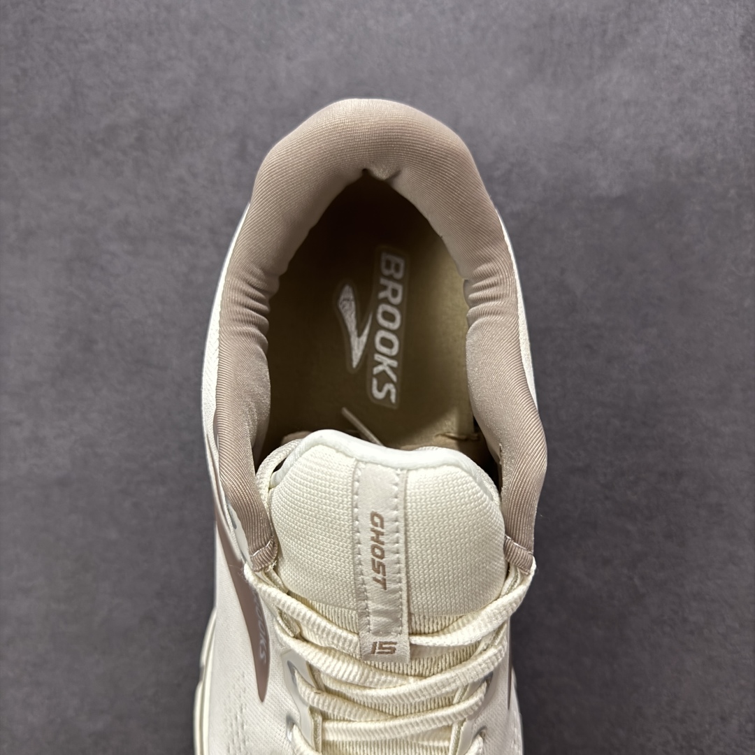 图片[7]-【公司级】布鲁克斯Brooks Ghost 幽灵 15 经典鞋款厚底增高运动老爹鞋 幽灵麦克斯，作为Brooks家的次顶级缓震跑鞋，Ghost 幽灵凭借优秀的脚感和穿着体验一直备受好评，是Brooks最畅销的鞋款之一。Ghost 15延续了该系列简洁大方的家族式设计语言，整体设计干净利落，大大的logo在沉稳中又透露着一丝张扬，任何年纪的跑者穿着都不会有违和感。工程针织鞋面带来贴合式的包裹体验，鞋面有一定的厚度，春秋，冬季都是非常不错的选择。大大的压胶LOGO有一定的拉扯强度，在优化鞋身设计的同时起到了稳定鞋面，提升稳定性的作用。鞋尖做了加强处理，而且硬度很高，来提升前掌的舒适度和保护性。后跟采用硬质港宝搭配环绕TPU的组合，来提升鞋身稳定性，配合充分的泡棉填充，包裹感十足。Ghost 15的中底采用了一体式DNA Loft V2泡棉，具有非常好的缓震性能，滚定性也非常好。橡胶厚度非常可观，鞋底巨大凹槽纹路，抓地性和止滑性都非常棒。Ghost 15的定位更偏向是一双综训鞋，兼顾缓震效能的同时回弹效果更佳。 尺码：36-46-选品中心