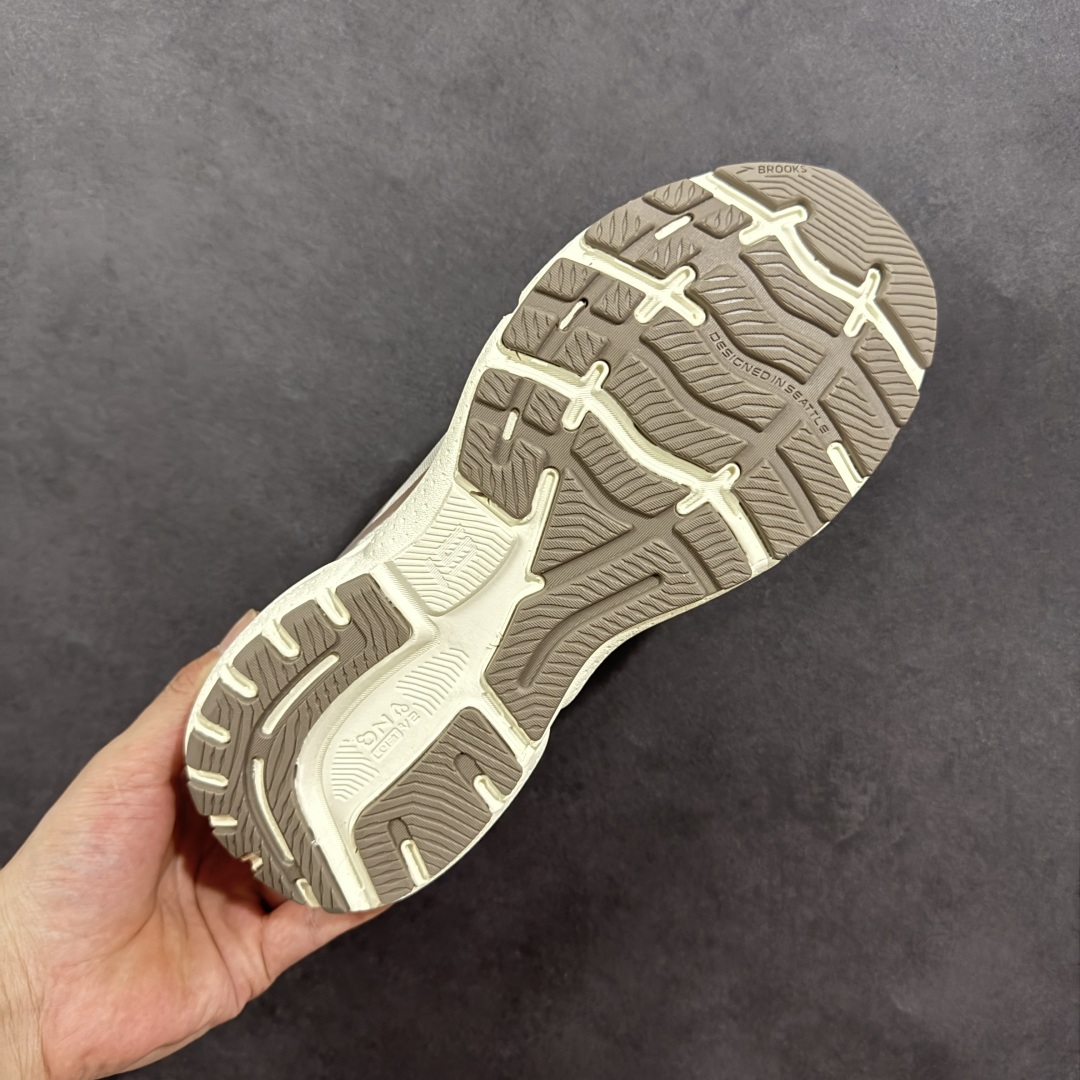 图片[9]-【公司级】布鲁克斯Brooks Ghost 幽灵 15 经典鞋款厚底增高运动老爹鞋 幽灵麦克斯，作为Brooks家的次顶级缓震跑鞋，Ghost 幽灵凭借优秀的脚感和穿着体验一直备受好评，是Brooks最畅销的鞋款之一。Ghost 15延续了该系列简洁大方的家族式设计语言，整体设计干净利落，大大的logo在沉稳中又透露着一丝张扬，任何年纪的跑者穿着都不会有违和感。工程针织鞋面带来贴合式的包裹体验，鞋面有一定的厚度，春秋，冬季都是非常不错的选择。大大的压胶LOGO有一定的拉扯强度，在优化鞋身设计的同时起到了稳定鞋面，提升稳定性的作用。鞋尖做了加强处理，而且硬度很高，来提升前掌的舒适度和保护性。后跟采用硬质港宝搭配环绕TPU的组合，来提升鞋身稳定性，配合充分的泡棉填充，包裹感十足。Ghost 15的中底采用了一体式DNA Loft V2泡棉，具有非常好的缓震性能，滚定性也非常好。橡胶厚度非常可观，鞋底巨大凹槽纹路，抓地性和止滑性都非常棒。Ghost 15的定位更偏向是一双综训鞋，兼顾缓震效能的同时回弹效果更佳。 尺码：36-46-选品中心