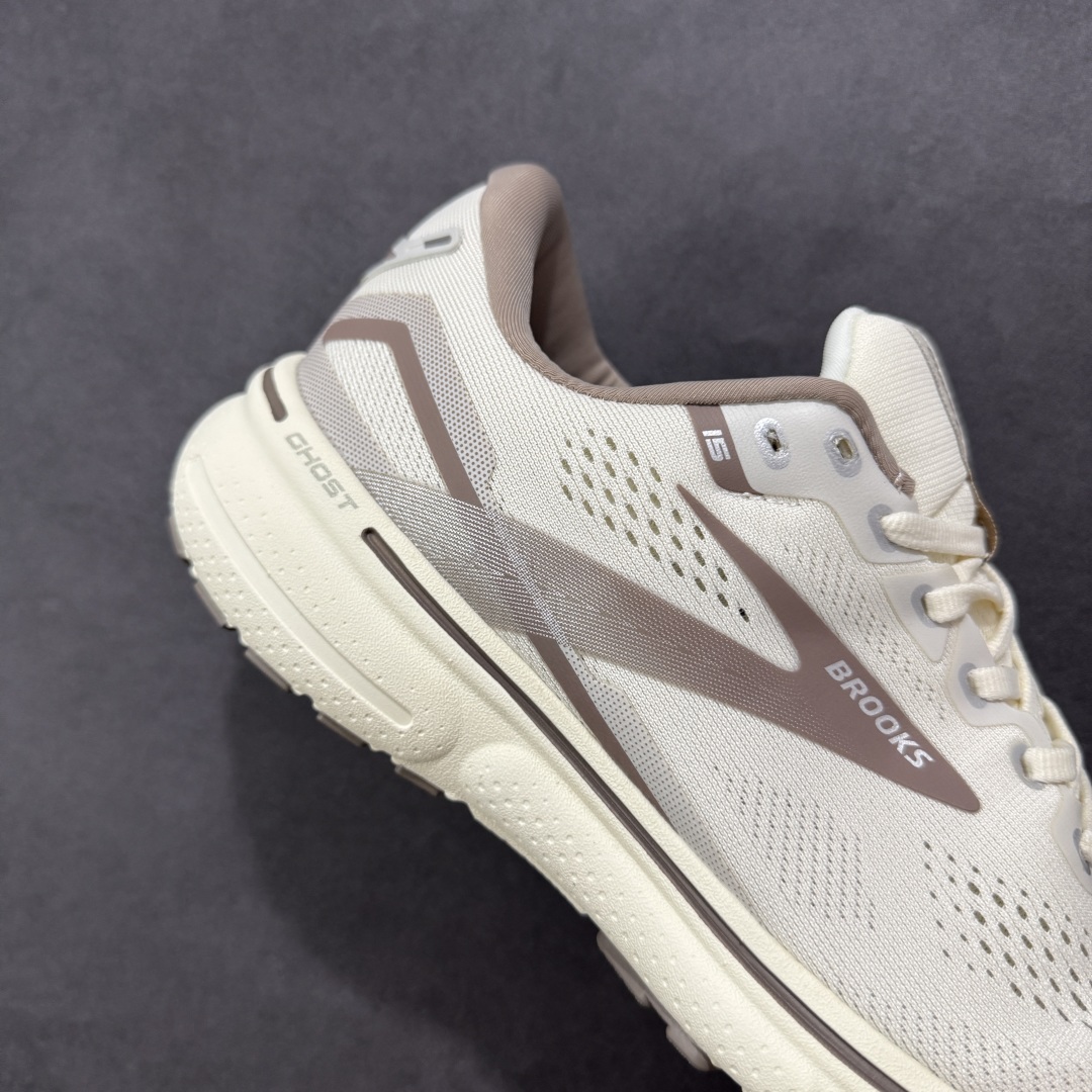 图片[6]-【公司级】布鲁克斯Brooks Ghost 幽灵 15 经典鞋款厚底增高运动老爹鞋 幽灵麦克斯，作为Brooks家的次顶级缓震跑鞋，Ghost 幽灵凭借优秀的脚感和穿着体验一直备受好评，是Brooks最畅销的鞋款之一。Ghost 15延续了该系列简洁大方的家族式设计语言，整体设计干净利落，大大的logo在沉稳中又透露着一丝张扬，任何年纪的跑者穿着都不会有违和感。工程针织鞋面带来贴合式的包裹体验，鞋面有一定的厚度，春秋，冬季都是非常不错的选择。大大的压胶LOGO有一定的拉扯强度，在优化鞋身设计的同时起到了稳定鞋面，提升稳定性的作用。鞋尖做了加强处理，而且硬度很高，来提升前掌的舒适度和保护性。后跟采用硬质港宝搭配环绕TPU的组合，来提升鞋身稳定性，配合充分的泡棉填充，包裹感十足。Ghost 15的中底采用了一体式DNA Loft V2泡棉，具有非常好的缓震性能，滚定性也非常好。橡胶厚度非常可观，鞋底巨大凹槽纹路，抓地性和止滑性都非常棒。Ghost 15的定位更偏向是一双综训鞋，兼顾缓震效能的同时回弹效果更佳。 尺码：36-46-选品中心