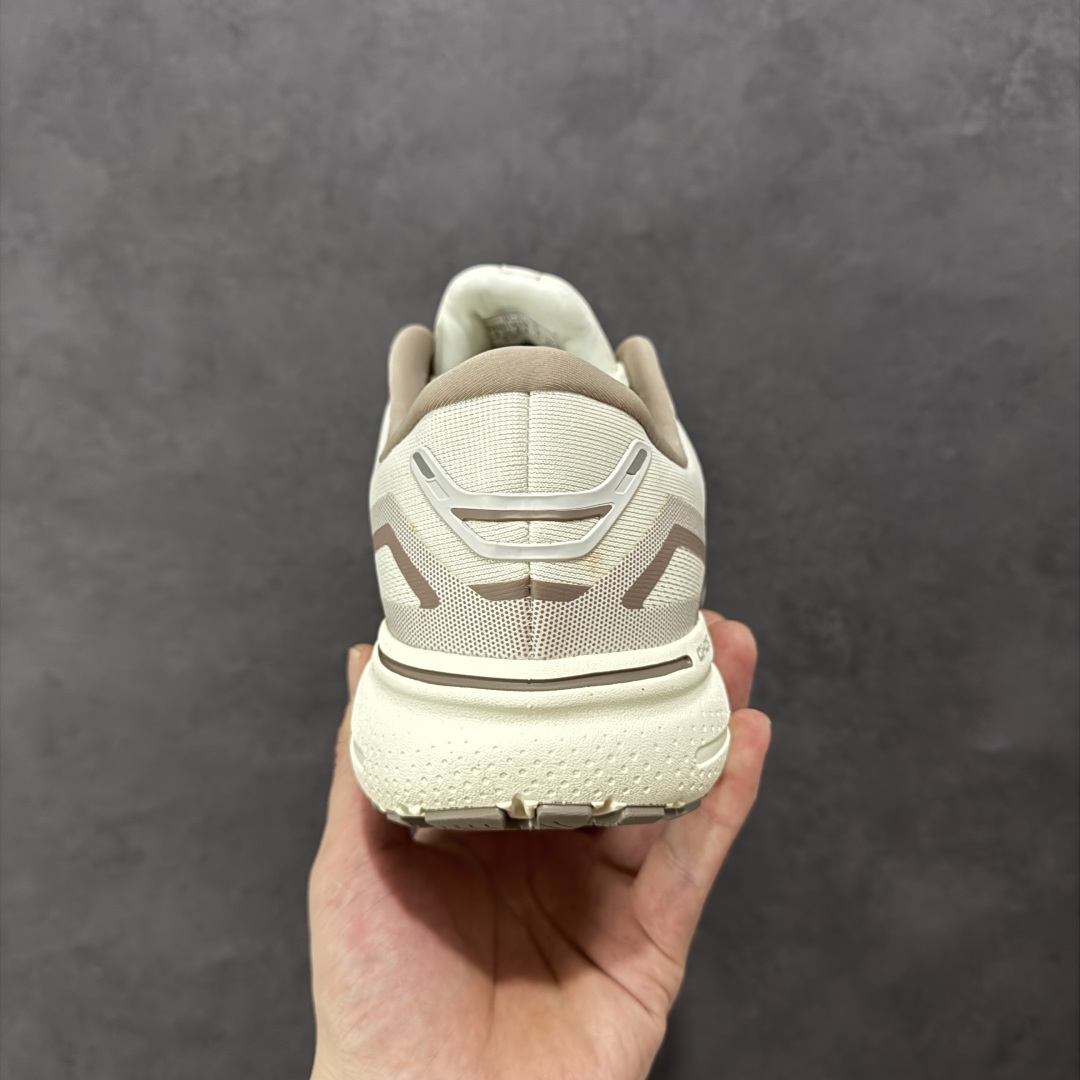 图片[4]-【公司级】布鲁克斯Brooks Ghost 幽灵 15 经典鞋款厚底增高运动老爹鞋 幽灵麦克斯，作为Brooks家的次顶级缓震跑鞋，Ghost 幽灵凭借优秀的脚感和穿着体验一直备受好评，是Brooks最畅销的鞋款之一。Ghost 15延续了该系列简洁大方的家族式设计语言，整体设计干净利落，大大的logo在沉稳中又透露着一丝张扬，任何年纪的跑者穿着都不会有违和感。工程针织鞋面带来贴合式的包裹体验，鞋面有一定的厚度，春秋，冬季都是非常不错的选择。大大的压胶LOGO有一定的拉扯强度，在优化鞋身设计的同时起到了稳定鞋面，提升稳定性的作用。鞋尖做了加强处理，而且硬度很高，来提升前掌的舒适度和保护性。后跟采用硬质港宝搭配环绕TPU的组合，来提升鞋身稳定性，配合充分的泡棉填充，包裹感十足。Ghost 15的中底采用了一体式DNA Loft V2泡棉，具有非常好的缓震性能，滚定性也非常好。橡胶厚度非常可观，鞋底巨大凹槽纹路，抓地性和止滑性都非常棒。Ghost 15的定位更偏向是一双综训鞋，兼顾缓震效能的同时回弹效果更佳。 尺码：36-46-选品中心