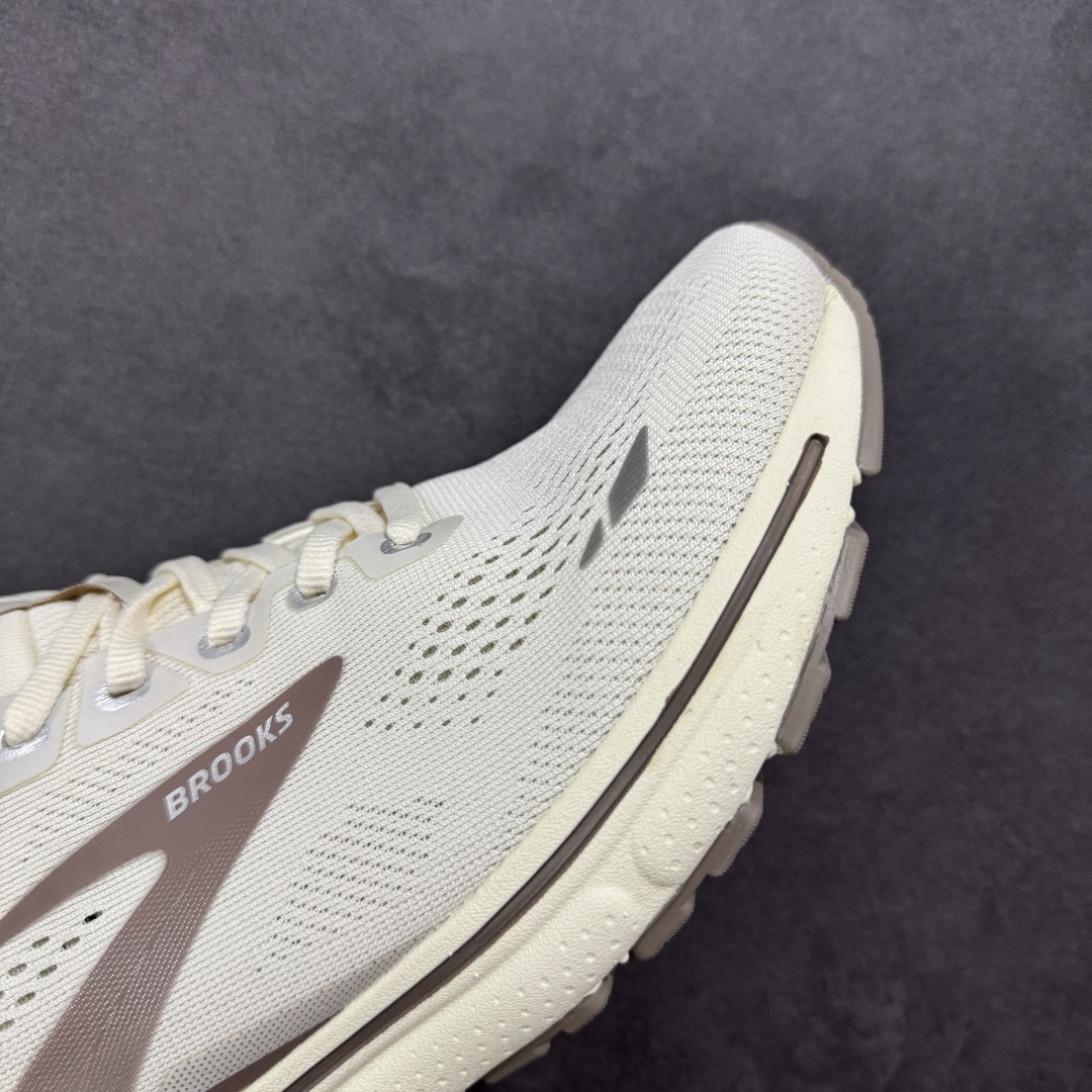 图片[5]-【公司级】布鲁克斯Brooks Ghost 幽灵 15 经典鞋款厚底增高运动老爹鞋 幽灵麦克斯，作为Brooks家的次顶级缓震跑鞋，Ghost 幽灵凭借优秀的脚感和穿着体验一直备受好评，是Brooks最畅销的鞋款之一。Ghost 15延续了该系列简洁大方的家族式设计语言，整体设计干净利落，大大的logo在沉稳中又透露着一丝张扬，任何年纪的跑者穿着都不会有违和感。工程针织鞋面带来贴合式的包裹体验，鞋面有一定的厚度，春秋，冬季都是非常不错的选择。大大的压胶LOGO有一定的拉扯强度，在优化鞋身设计的同时起到了稳定鞋面，提升稳定性的作用。鞋尖做了加强处理，而且硬度很高，来提升前掌的舒适度和保护性。后跟采用硬质港宝搭配环绕TPU的组合，来提升鞋身稳定性，配合充分的泡棉填充，包裹感十足。Ghost 15的中底采用了一体式DNA Loft V2泡棉，具有非常好的缓震性能，滚定性也非常好。橡胶厚度非常可观，鞋底巨大凹槽纹路，抓地性和止滑性都非常棒。Ghost 15的定位更偏向是一双综训鞋，兼顾缓震效能的同时回弹效果更佳。 尺码：36-46-选品中心