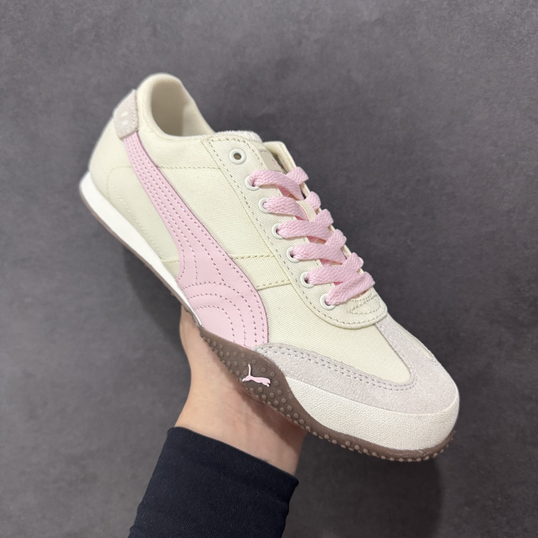 图片[3]-【纯原神版】PUMA Bella UT 彪马 徐梦洁同款舒适男女低帮生活休闲德训薄底鞋 货孔眼底座和脚趾凸起由绒面革材料制成 支持侧踏时的踏步工作 脚背和侧板采用尼龙网布 即使在健身房等使用环境中也能确保透气性 像吸盘一样的设计是为了提高体育馆表面的抓地力性能 货号： 403492-02 尺码： 35.5 36 36.5 37.5 38 38.5 39 40-选品中心