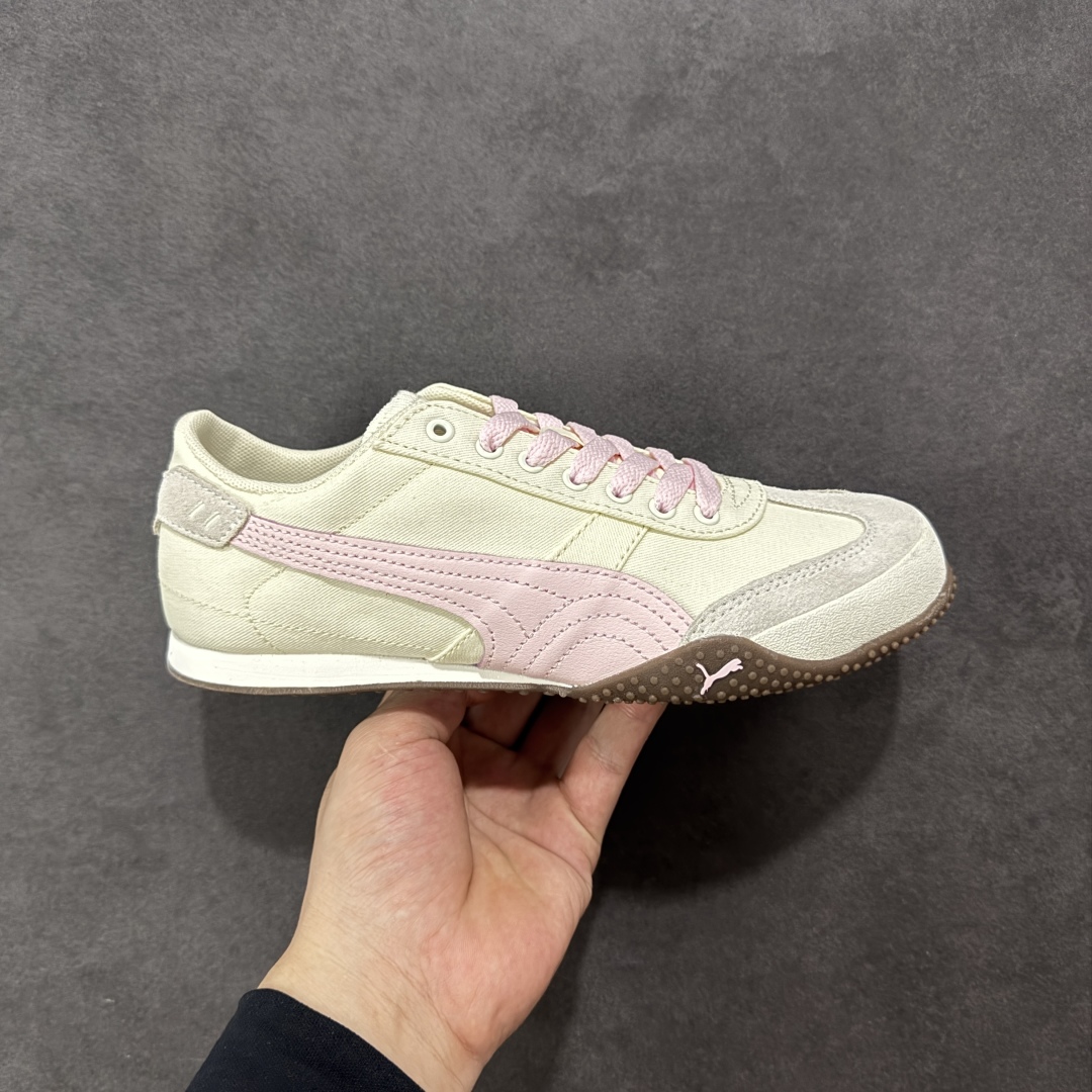 【纯原神版】PUMA Bella UT 彪马 徐梦洁同款舒适男女低帮生活休闲德训薄底鞋 货孔眼底座和脚趾凸起由绒面革材料制成 支持侧踏时的踏步工作 脚背和侧板采用尼龙网布 即使在健身房等使用环境中也能确保透气性 像吸盘一样的设计是为了提高体育馆表面的抓地力性能 货号: 403492-02 尺码: 35.5 36 36.5 37.5 38 38.5 39 40-选品中心