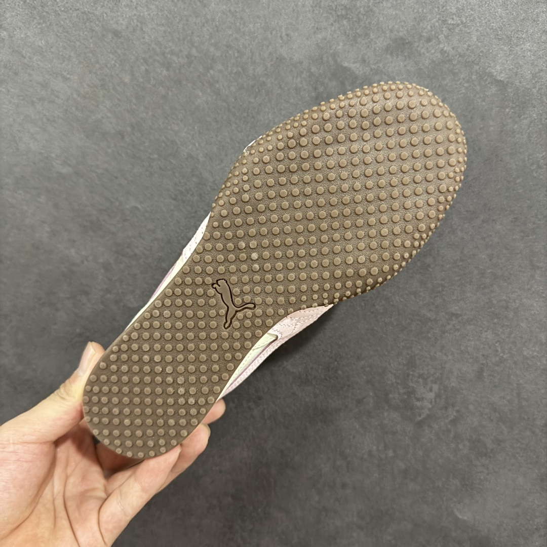 图片[9]-【纯原神版】PUMA Bella UT 彪马 徐梦洁同款舒适男女低帮生活休闲德训薄底鞋 货孔眼底座和脚趾凸起由绒面革材料制成 支持侧踏时的踏步工作 脚背和侧板采用尼龙网布 即使在健身房等使用环境中也能确保透气性 像吸盘一样的设计是为了提高体育馆表面的抓地力性能 货号： 403492-02 尺码： 35.5 36 36.5 37.5 38 38.5 39 40-选品中心