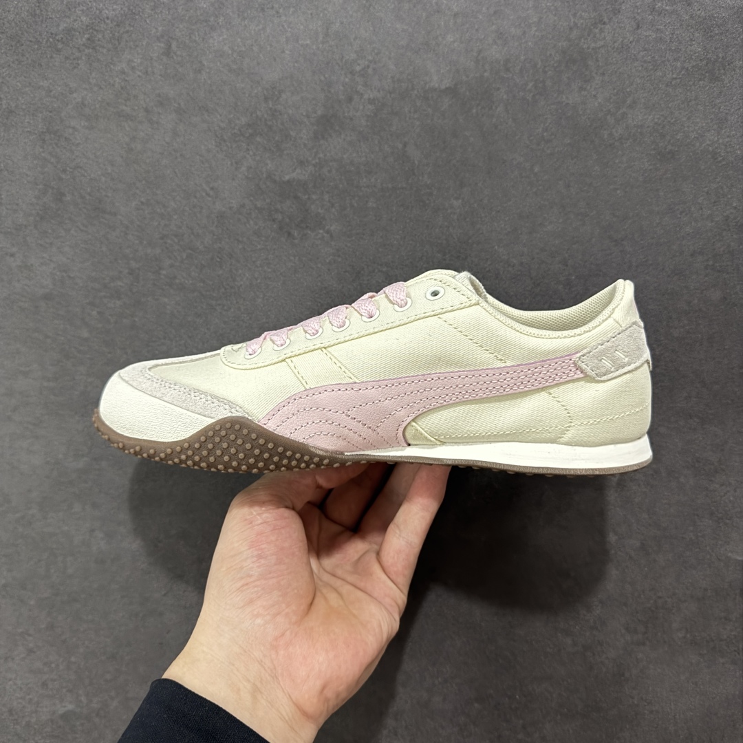 图片[2]-【纯原神版】PUMA Bella UT 彪马 徐梦洁同款舒适男女低帮生活休闲德训薄底鞋 货孔眼底座和脚趾凸起由绒面革材料制成 支持侧踏时的踏步工作 脚背和侧板采用尼龙网布 即使在健身房等使用环境中也能确保透气性 像吸盘一样的设计是为了提高体育馆表面的抓地力性能 货号： 403492-02 尺码： 35.5 36 36.5 37.5 38 38.5 39 40-选品中心