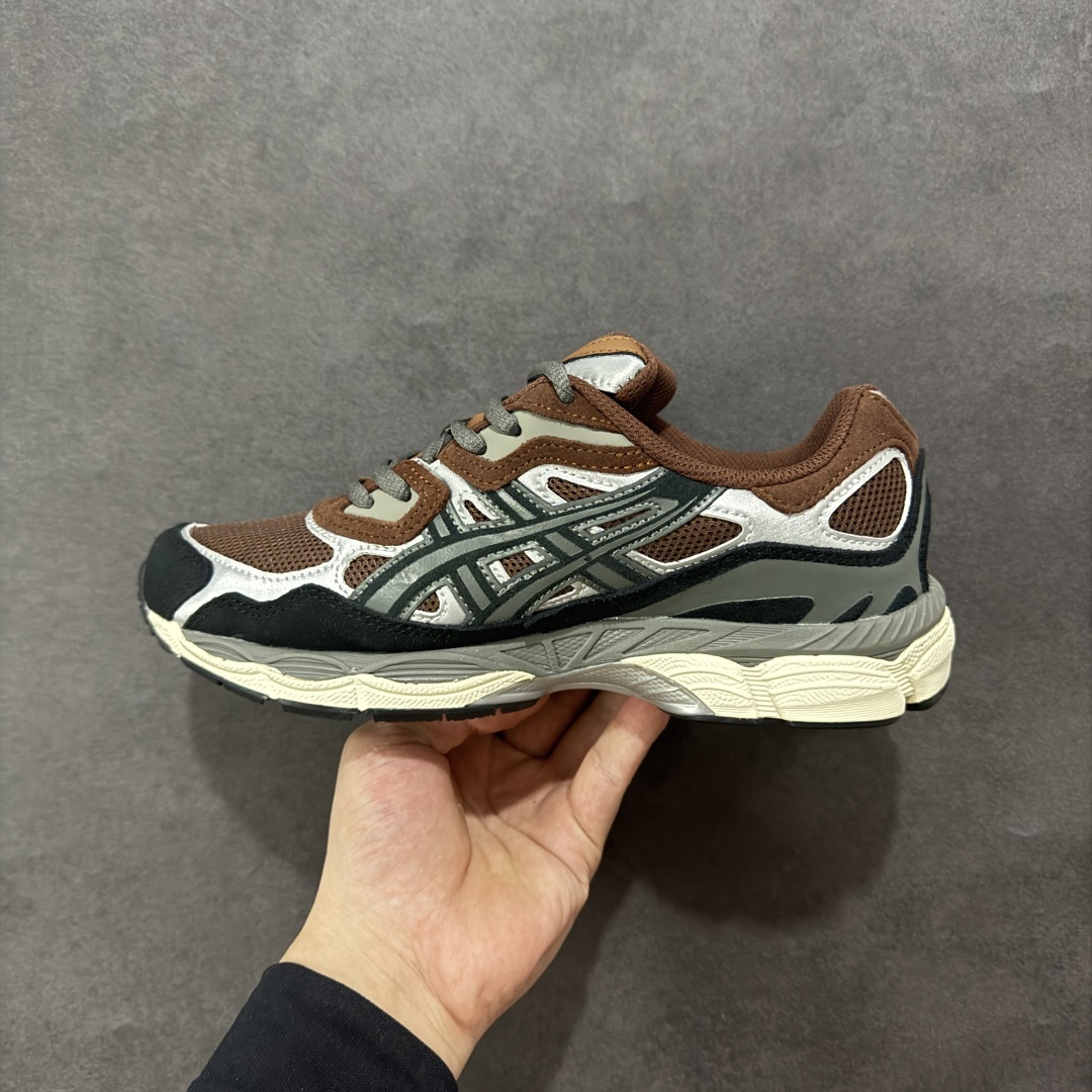 图片[2]-【公司级】Asics Gel-NYC复古单品 亚瑟士ASICSTIGER秋季新款休闲鞋 厚底街头运动休闲鞋 ASICS亚瑟士推出全新GEL-NYC，彰显纽约都市活力 这次的新系列融入了多个版本GEL的经典设计风格，广受好评。其设计灵感来源于GEL-NIMBUS 3,GEL-MC PLUS V 和 GEL-CUMULUS 16 这些往日经典鞋款。GEL-NYC使用GEL-CUMULUS 16鞋款的鞋楦设计,展现了独特的现代化美学。鞋底采用了轻质发泡材料,并在后跟和前掌处采用了ASICS亚瑟士核心科技——GEL缓震胶,赋予鞋款强大的缓冲性能,提供了更柔软舒适的穿着体验。而在原有设计的启发之上,此次鞋款采用更贴合当今潮流趋势的材料和创新技术,展现出纽约充满活力的都市精神。 尺码：36-45-选品中心