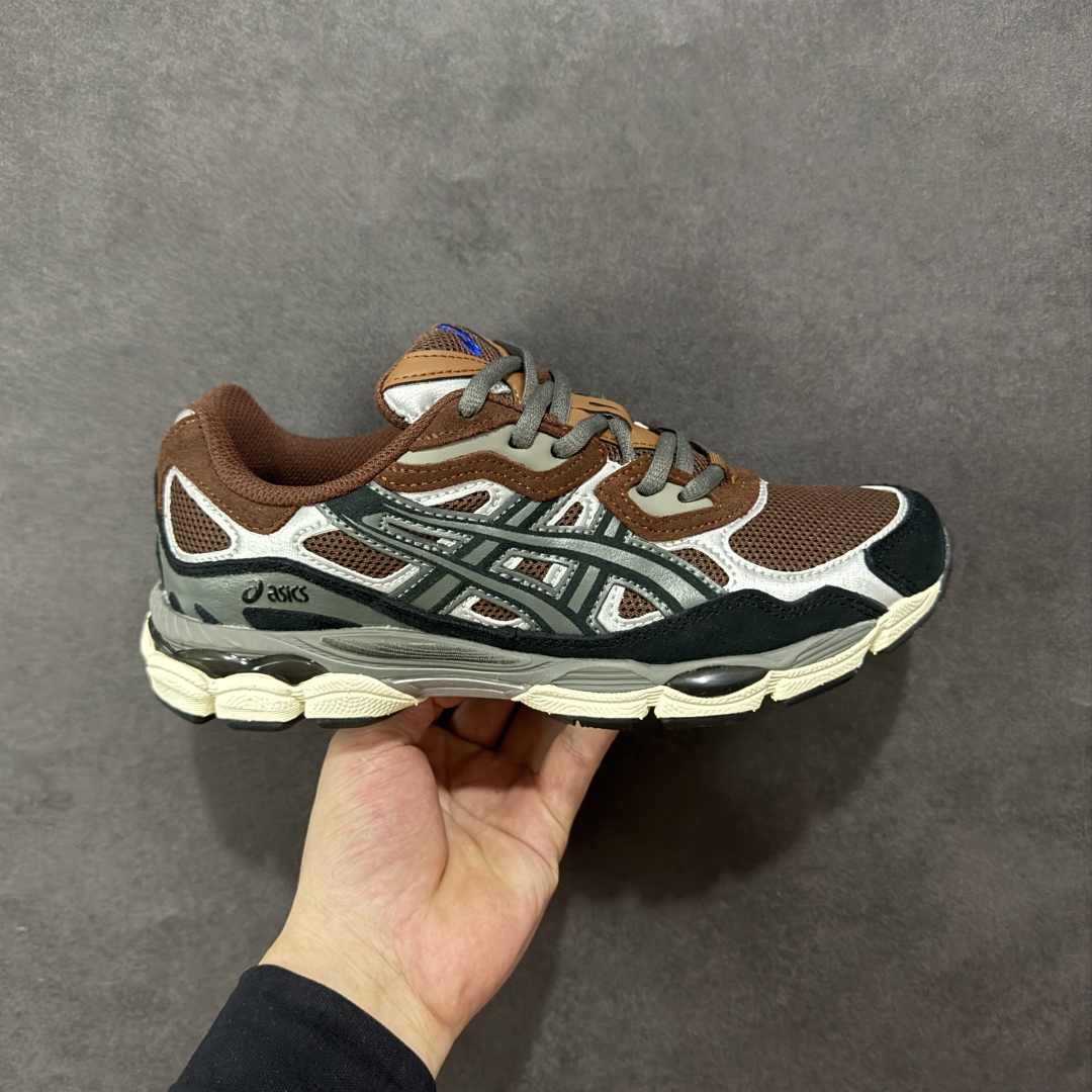 【公司级】Asics Gel-NYC复古单品 亚瑟士ASICSTIGER秋季新款休闲鞋 厚底街头运动休闲鞋 ASICS亚瑟士推出全新GEL-NYC,彰显纽约都市活力 这次的新系列融入了多个版本GEL的经典设计风格,广受好评。其设计灵感来源于GEL-NIMBUS 3,GEL-MC PLUS V 和 GEL-CUMULUS 16 这些往日经典鞋款。GEL-NYC使用GEL-CUMULUS 16鞋款的鞋楦设计,展现了独特的现代化美学。鞋底采用了轻质发泡材料,并在后跟和前掌处采用了ASICS亚瑟士核心科技——GEL缓震胶,赋予鞋款强大的缓冲性能,提供了更柔软舒适的穿着体验。而在原有设计的启发之上,此次鞋款采用更贴合当今潮流趋势的材料和创新技术,展现出纽约充满活力的都市精神。 尺码:36-45-选品中心