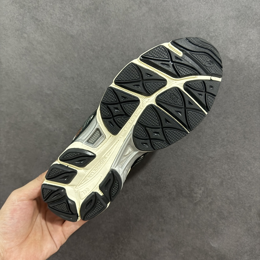 图片[9]-【公司级】Asics Gel-NYC复古单品 亚瑟士ASICSTIGER秋季新款休闲鞋 厚底街头运动休闲鞋 ASICS亚瑟士推出全新GEL-NYC，彰显纽约都市活力 这次的新系列融入了多个版本GEL的经典设计风格，广受好评。其设计灵感来源于GEL-NIMBUS 3,GEL-MC PLUS V 和 GEL-CUMULUS 16 这些往日经典鞋款。GEL-NYC使用GEL-CUMULUS 16鞋款的鞋楦设计,展现了独特的现代化美学。鞋底采用了轻质发泡材料,并在后跟和前掌处采用了ASICS亚瑟士核心科技——GEL缓震胶,赋予鞋款强大的缓冲性能,提供了更柔软舒适的穿着体验。而在原有设计的启发之上,此次鞋款采用更贴合当今潮流趋势的材料和创新技术,展现出纽约充满活力的都市精神。 尺码：36-45-选品中心