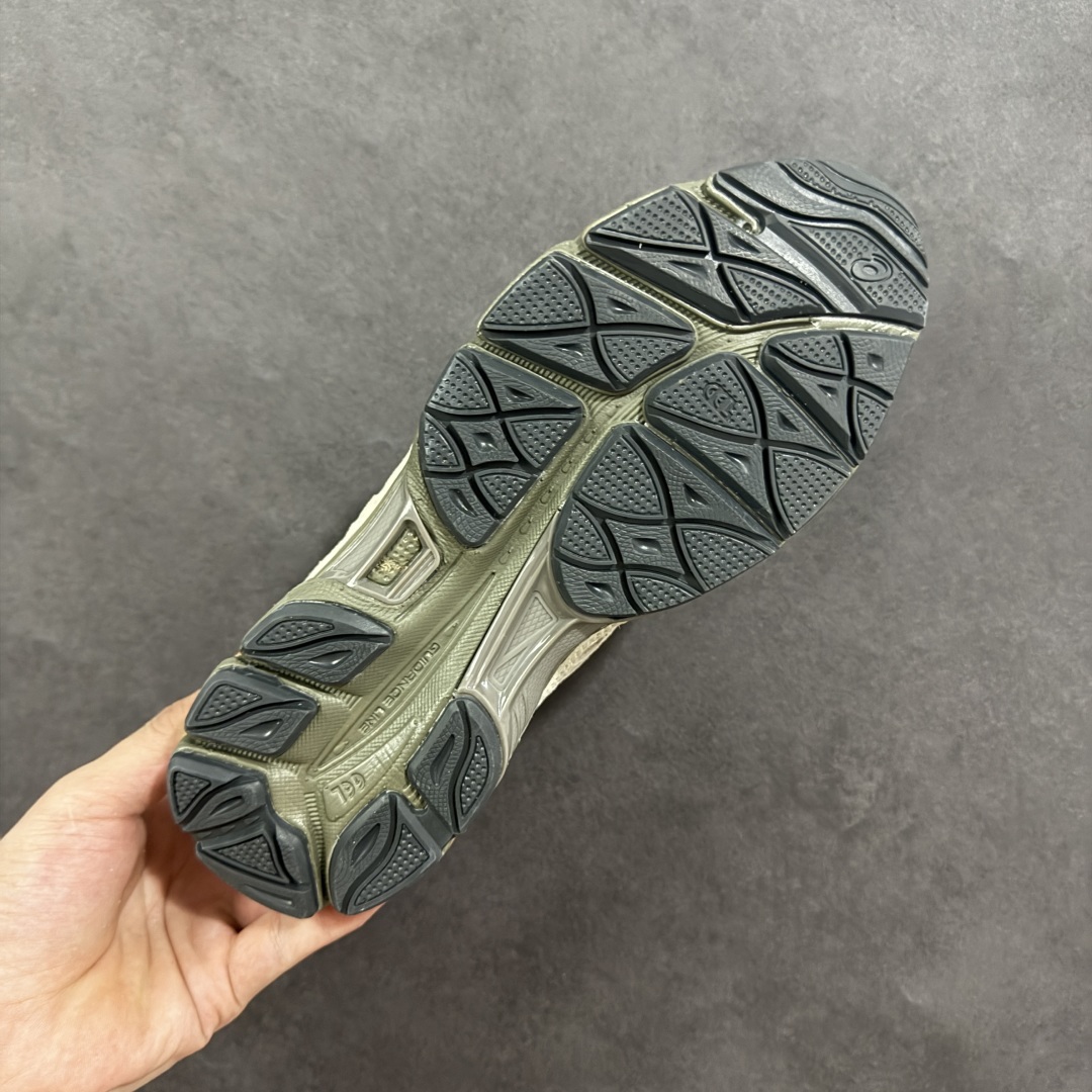 图片[9]-【公司级】Asics Gel-NYC复古单品 亚瑟士ASICSTIGER秋季新款休闲鞋 厚底街头运动休闲鞋 ASICS亚瑟士推出全新GEL-NYC，彰显纽约都市活力 这次的新系列融入了多个版本GEL的经典设计风格，广受好评。其设计灵感来源于GEL-NIMBUS 3,GEL-MC PLUS V 和 GEL-CUMULUS 16 这些往日经典鞋款。GEL-NYC使用GEL-CUMULUS 16鞋款的鞋楦设计,展现了独特的现代化美学。鞋底采用了轻质发泡材料,并在后跟和前掌处采用了ASICS亚瑟士核心科技——GEL缓震胶,赋予鞋款强大的缓冲性能,提供了更柔软舒适的穿着体验。而在原有设计的启发之上,此次鞋款采用更贴合当今潮流趋势的材料和创新技术,展现出纽约充满活力的都市精神。 尺码：36-45-选品中心