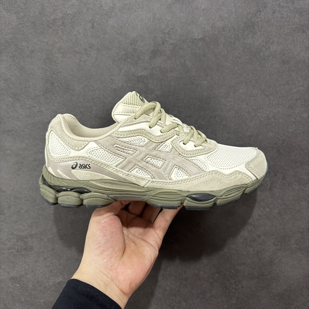 【公司级】Asics Gel-NYC复古单品 亚瑟士ASICSTIGER秋季新款休闲鞋 厚底街头运动休闲鞋 ASICS亚瑟士推出全新GEL-NYC,彰显纽约都市活力 这次的新系列融入了多个版本GEL的经典设计风格,广受好评。其设计灵感来源于GEL-NIMBUS 3,GEL-MC PLUS V 和 GEL-CUMULUS 16 这些往日经典鞋款。GEL-NYC使用GEL-CUMULUS 16鞋款的鞋楦设计,展现了独特的现代化美学。鞋底采用了轻质发泡材料,并在后跟和前掌处采用了ASICS亚瑟士核心科技——GEL缓震胶,赋予鞋款强大的缓冲性能,提供了更柔软舒适的穿着体验。而在原有设计的启发之上,此次鞋款采用更贴合当今潮流趋势的材料和创新技术,展现出纽约充满活力的都市精神。 尺码:36-45-选品中心