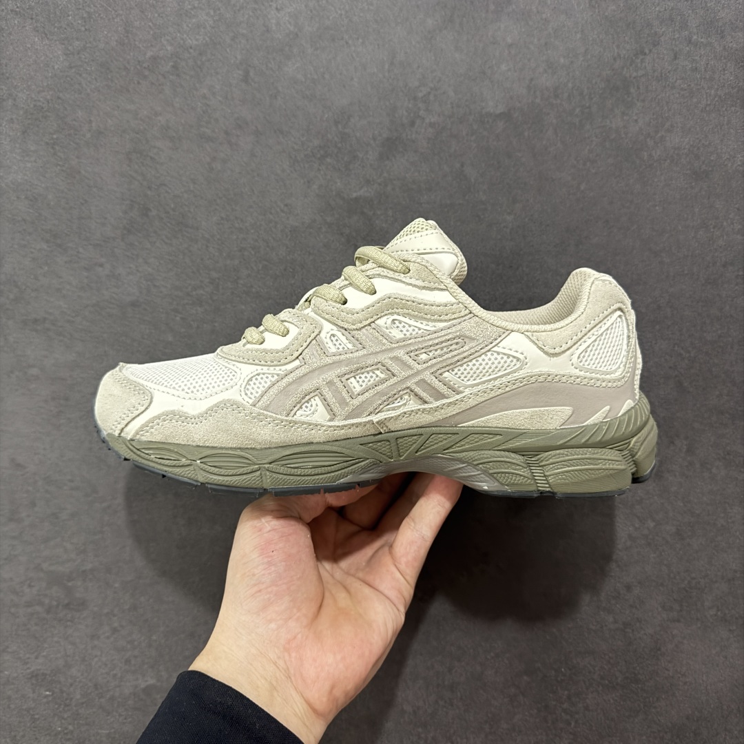 图片[2]-【公司级】Asics Gel-NYC复古单品 亚瑟士ASICSTIGER秋季新款休闲鞋 厚底街头运动休闲鞋 ASICS亚瑟士推出全新GEL-NYC，彰显纽约都市活力 这次的新系列融入了多个版本GEL的经典设计风格，广受好评。其设计灵感来源于GEL-NIMBUS 3,GEL-MC PLUS V 和 GEL-CUMULUS 16 这些往日经典鞋款。GEL-NYC使用GEL-CUMULUS 16鞋款的鞋楦设计,展现了独特的现代化美学。鞋底采用了轻质发泡材料,并在后跟和前掌处采用了ASICS亚瑟士核心科技——GEL缓震胶,赋予鞋款强大的缓冲性能,提供了更柔软舒适的穿着体验。而在原有设计的启发之上,此次鞋款采用更贴合当今潮流趋势的材料和创新技术,展现出纽约充满活力的都市精神。 尺码：36-45-选品中心