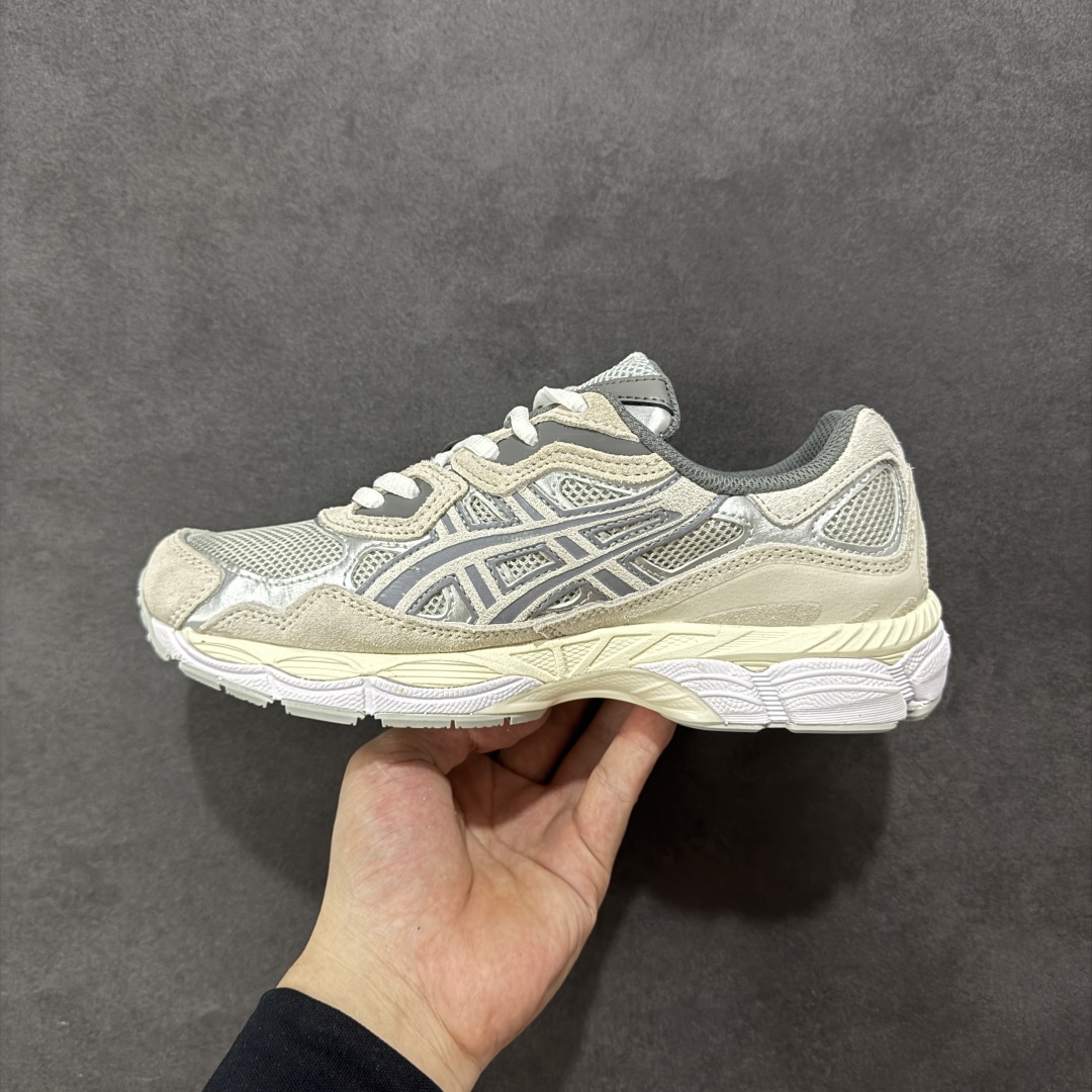 图片[2]-【公司级】Asics Gel-NYC复古单品 亚瑟士ASICSTIGER秋季新款休闲鞋 厚底街头运动休闲鞋 ASICS亚瑟士推出全新GEL-NYC，彰显纽约都市活力 这次的新系列融入了多个版本GEL的经典设计风格，广受好评。其设计灵感来源于GEL-NIMBUS 3,GEL-MC PLUS V 和 GEL-CUMULUS 16 这些往日经典鞋款。GEL-NYC使用GEL-CUMULUS 16鞋款的鞋楦设计,展现了独特的现代化美学。鞋底采用了轻质发泡材料,并在后跟和前掌处采用了ASICS亚瑟士核心科技——GEL缓震胶,赋予鞋款强大的缓冲性能,提供了更柔软舒适的穿着体验。而在原有设计的启发之上,此次鞋款采用更贴合当今潮流趋势的材料和创新技术,展现出纽约充满活力的都市精神。 尺码：36-45-选品中心
