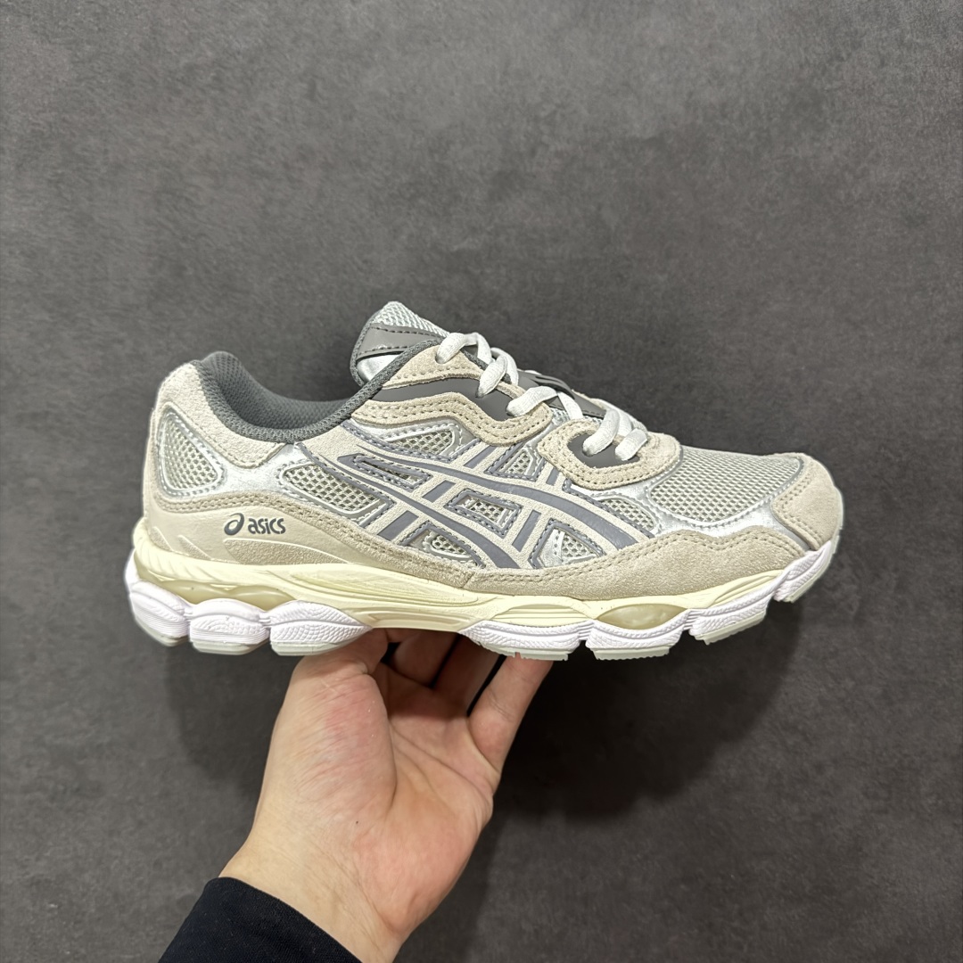 【公司级】Asics Gel-NYC复古单品 亚瑟士ASICSTIGER秋季新款休闲鞋 厚底街头运动休闲鞋 ASICS亚瑟士推出全新GEL-NYC,彰显纽约都市活力 这次的新系列融入了多个版本GEL的经典设计风格,广受好评。其设计灵感来源于GEL-NIMBUS 3,GEL-MC PLUS V 和 GEL-CUMULUS 16 这些往日经典鞋款。GEL-NYC使用GEL-CUMULUS 16鞋款的鞋楦设计,展现了独特的现代化美学。鞋底采用了轻质发泡材料,并在后跟和前掌处采用了ASICS亚瑟士核心科技——GEL缓震胶,赋予鞋款强大的缓冲性能,提供了更柔软舒适的穿着体验。而在原有设计的启发之上,此次鞋款采用更贴合当今潮流趋势的材料和创新技术,展现出纽约充满活力的都市精神。 尺码:36-45-选品中心