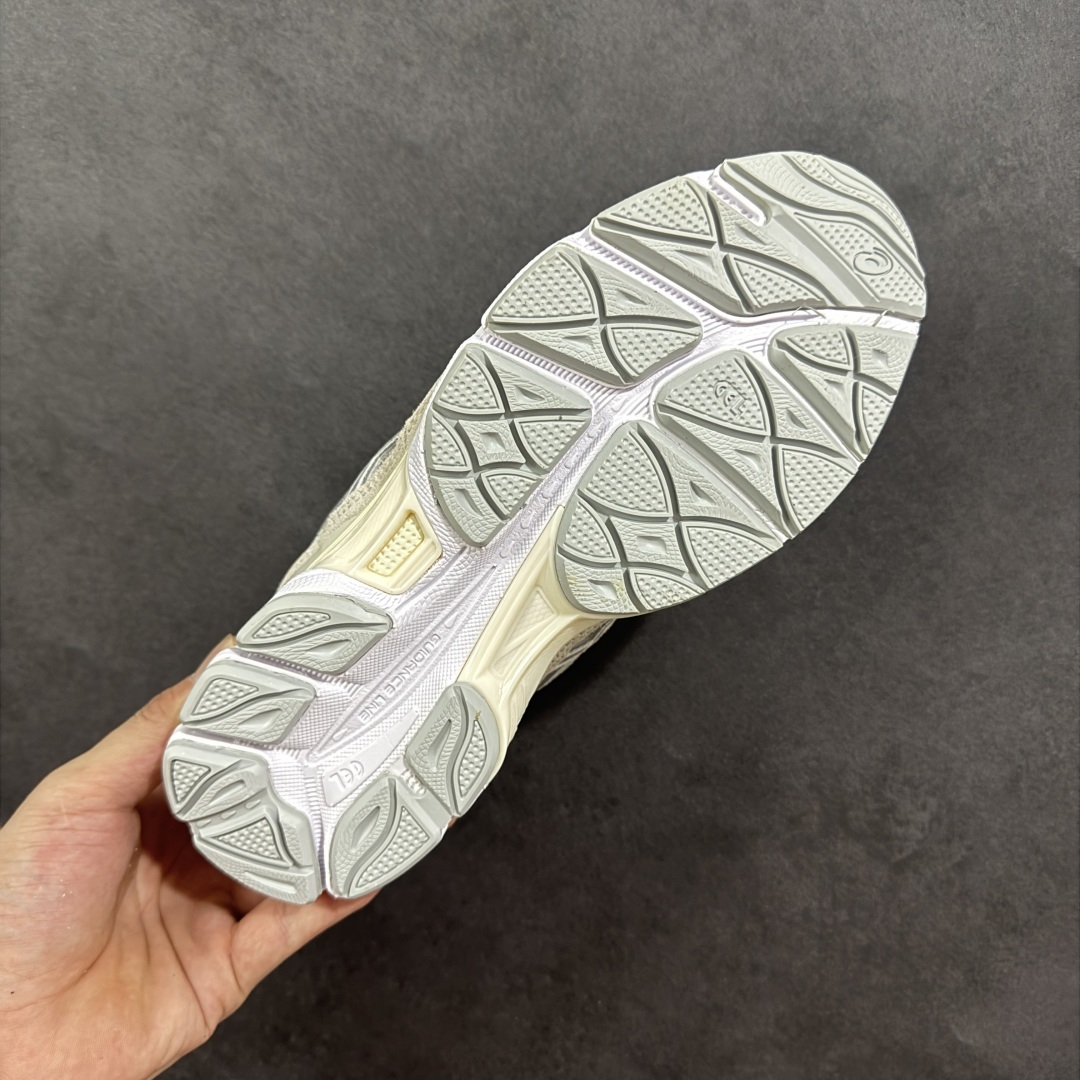 图片[9]-【公司级】Asics Gel-NYC复古单品 亚瑟士ASICSTIGER秋季新款休闲鞋 厚底街头运动休闲鞋 ASICS亚瑟士推出全新GEL-NYC，彰显纽约都市活力 这次的新系列融入了多个版本GEL的经典设计风格，广受好评。其设计灵感来源于GEL-NIMBUS 3,GEL-MC PLUS V 和 GEL-CUMULUS 16 这些往日经典鞋款。GEL-NYC使用GEL-CUMULUS 16鞋款的鞋楦设计,展现了独特的现代化美学。鞋底采用了轻质发泡材料,并在后跟和前掌处采用了ASICS亚瑟士核心科技——GEL缓震胶,赋予鞋款强大的缓冲性能,提供了更柔软舒适的穿着体验。而在原有设计的启发之上,此次鞋款采用更贴合当今潮流趋势的材料和创新技术,展现出纽约充满活力的都市精神。 尺码：36-45-选品中心