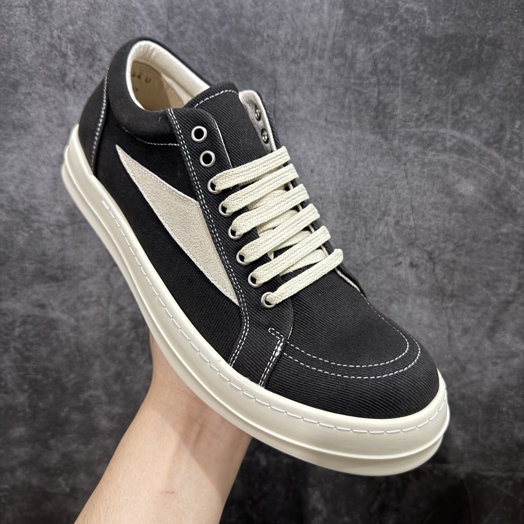 图片[3]-【S版本】莞产A级货 主打外贸 微店 平台 12个色陆续上架后续配色还在更新中 产品只会越做越漂亮💯 RO欧文斯Rickowens 最新版底模，drkshdw字体凸出来 的 无半点色差，斜纹布的材质和间距都是极致还原 【鞋头采用原版一致工艺 又翘又歪的效果目前这个技术市面上的任何版本都达不到这个效果】 【经历了3个半月时间洪师傅带领8人团队终于研究出1-1复刻还原版本 东莞厚街洪师傅是一位有着17年的开板师经验丰富的一位老师傅 一针一孔的研究‼️ 私模开发205个走针69个细节一步到位不敢说百分百💯保证有百分之98还原 慢工出细活 好的产品不怕晚 这次的开发针对艺术家 收藏家 高品质 的人群 定制品牌logo的拉链！超大一比一规格礼盒装，重达3斤以上，外加定制欧文斯保护盒！ 配有日文、英文，双语种配件卡片！细节诠释，一件不落。 鞋盒翻盖 三标，正面+底部都一一做到！虽然增加不了实质的成本，但是打磨产品的细节，再微小也会还原！ 尺码：35 36 37 38 39 40 41 42 43 44 45 46-选品中心