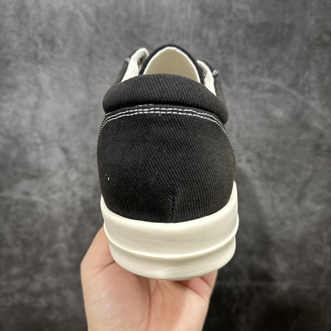 图片[4]-【S版本】莞产A级货 主打外贸 微店 平台 12个色陆续上架后续配色还在更新中 产品只会越做越漂亮💯 RO欧文斯Rickowens 最新版底模，drkshdw字体凸出来 的 无半点色差，斜纹布的材质和间距都是极致还原 【鞋头采用原版一致工艺 又翘又歪的效果目前这个技术市面上的任何版本都达不到这个效果】 【经历了3个半月时间洪师傅带领8人团队终于研究出1-1复刻还原版本 东莞厚街洪师傅是一位有着17年的开板师经验丰富的一位老师傅 一针一孔的研究‼️ 私模开发205个走针69个细节一步到位不敢说百分百💯保证有百分之98还原 慢工出细活 好的产品不怕晚 这次的开发针对艺术家 收藏家 高品质 的人群 定制品牌logo的拉链！超大一比一规格礼盒装，重达3斤以上，外加定制欧文斯保护盒！ 配有日文、英文，双语种配件卡片！细节诠释，一件不落。 鞋盒翻盖 三标，正面+底部都一一做到！虽然增加不了实质的成本，但是打磨产品的细节，再微小也会还原！ 尺码：35 36 37 38 39 40 41 42 43 44 45 46-选品中心