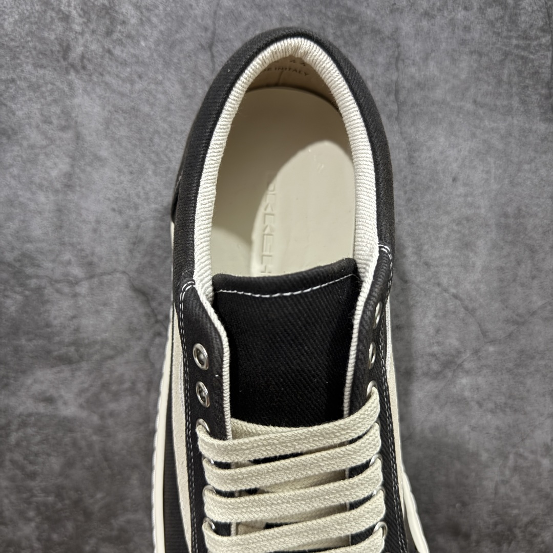 图片[8]-【S版本】莞产A级货 主打外贸 微店 平台 12个色陆续上架后续配色还在更新中 产品只会越做越漂亮💯 RO欧文斯Rickowens 最新版底模，drkshdw字体凸出来 的 无半点色差，斜纹布的材质和间距都是极致还原 【鞋头采用原版一致工艺 又翘又歪的效果目前这个技术市面上的任何版本都达不到这个效果】 【经历了3个半月时间洪师傅带领8人团队终于研究出1-1复刻还原版本 东莞厚街洪师傅是一位有着17年的开板师经验丰富的一位老师傅 一针一孔的研究‼️ 私模开发205个走针69个细节一步到位不敢说百分百💯保证有百分之98还原 慢工出细活 好的产品不怕晚 这次的开发针对艺术家 收藏家 高品质 的人群 定制品牌logo的拉链！超大一比一规格礼盒装，重达3斤以上，外加定制欧文斯保护盒！ 配有日文、英文，双语种配件卡片！细节诠释，一件不落。 鞋盒翻盖 三标，正面+底部都一一做到！虽然增加不了实质的成本，但是打磨产品的细节，再微小也会还原！ 尺码：35 36 37 38 39 40 41 42 43 44 45 46-选品中心