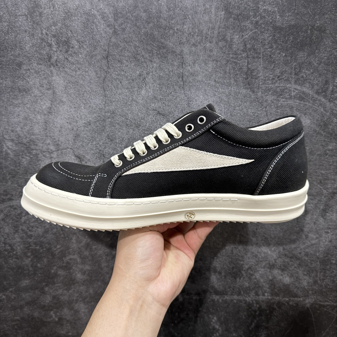 图片[2]-【S版本】莞产A级货 主打外贸 微店 平台 12个色陆续上架后续配色还在更新中 产品只会越做越漂亮💯 RO欧文斯Rickowens 最新版底模，drkshdw字体凸出来 的 无半点色差，斜纹布的材质和间距都是极致还原 【鞋头采用原版一致工艺 又翘又歪的效果目前这个技术市面上的任何版本都达不到这个效果】 【经历了3个半月时间洪师傅带领8人团队终于研究出1-1复刻还原版本 东莞厚街洪师傅是一位有着17年的开板师经验丰富的一位老师傅 一针一孔的研究‼️ 私模开发205个走针69个细节一步到位不敢说百分百💯保证有百分之98还原 慢工出细活 好的产品不怕晚 这次的开发针对艺术家 收藏家 高品质 的人群 定制品牌logo的拉链！超大一比一规格礼盒装，重达3斤以上，外加定制欧文斯保护盒！ 配有日文、英文，双语种配件卡片！细节诠释，一件不落。 鞋盒翻盖 三标，正面+底部都一一做到！虽然增加不了实质的成本，但是打磨产品的细节，再微小也会还原！ 尺码：35 36 37 38 39 40 41 42 43 44 45 46-选品中心