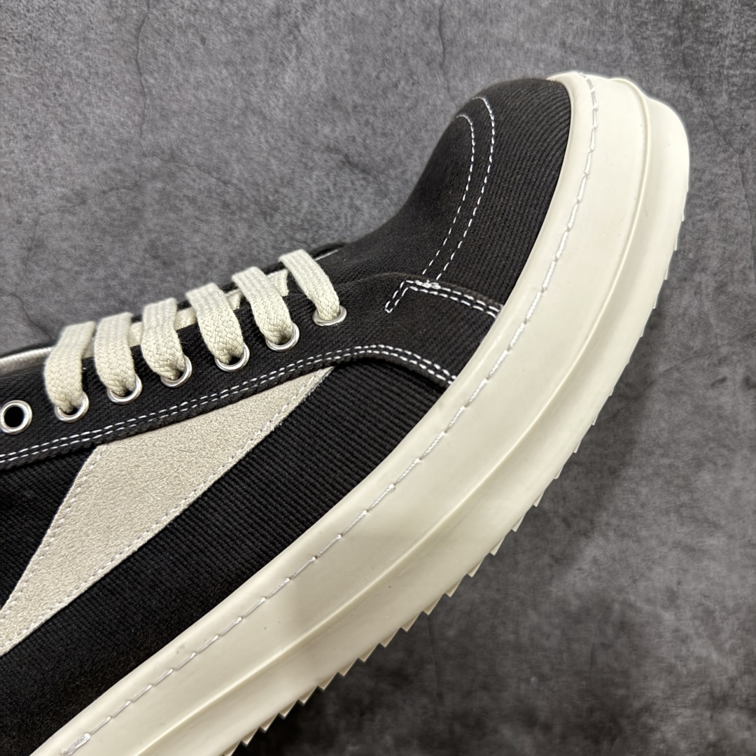 图片[6]-【S版本】莞产A级货 主打外贸 微店 平台 12个色陆续上架后续配色还在更新中 产品只会越做越漂亮💯 RO欧文斯Rickowens 最新版底模，drkshdw字体凸出来 的 无半点色差，斜纹布的材质和间距都是极致还原 【鞋头采用原版一致工艺 又翘又歪的效果目前这个技术市面上的任何版本都达不到这个效果】 【经历了3个半月时间洪师傅带领8人团队终于研究出1-1复刻还原版本 东莞厚街洪师傅是一位有着17年的开板师经验丰富的一位老师傅 一针一孔的研究‼️ 私模开发205个走针69个细节一步到位不敢说百分百💯保证有百分之98还原 慢工出细活 好的产品不怕晚 这次的开发针对艺术家 收藏家 高品质 的人群 定制品牌logo的拉链！超大一比一规格礼盒装，重达3斤以上，外加定制欧文斯保护盒！ 配有日文、英文，双语种配件卡片！细节诠释，一件不落。 鞋盒翻盖 三标，正面+底部都一一做到！虽然增加不了实质的成本，但是打磨产品的细节，再微小也会还原！ 尺码：35 36 37 38 39 40 41 42 43 44 45 46-选品中心