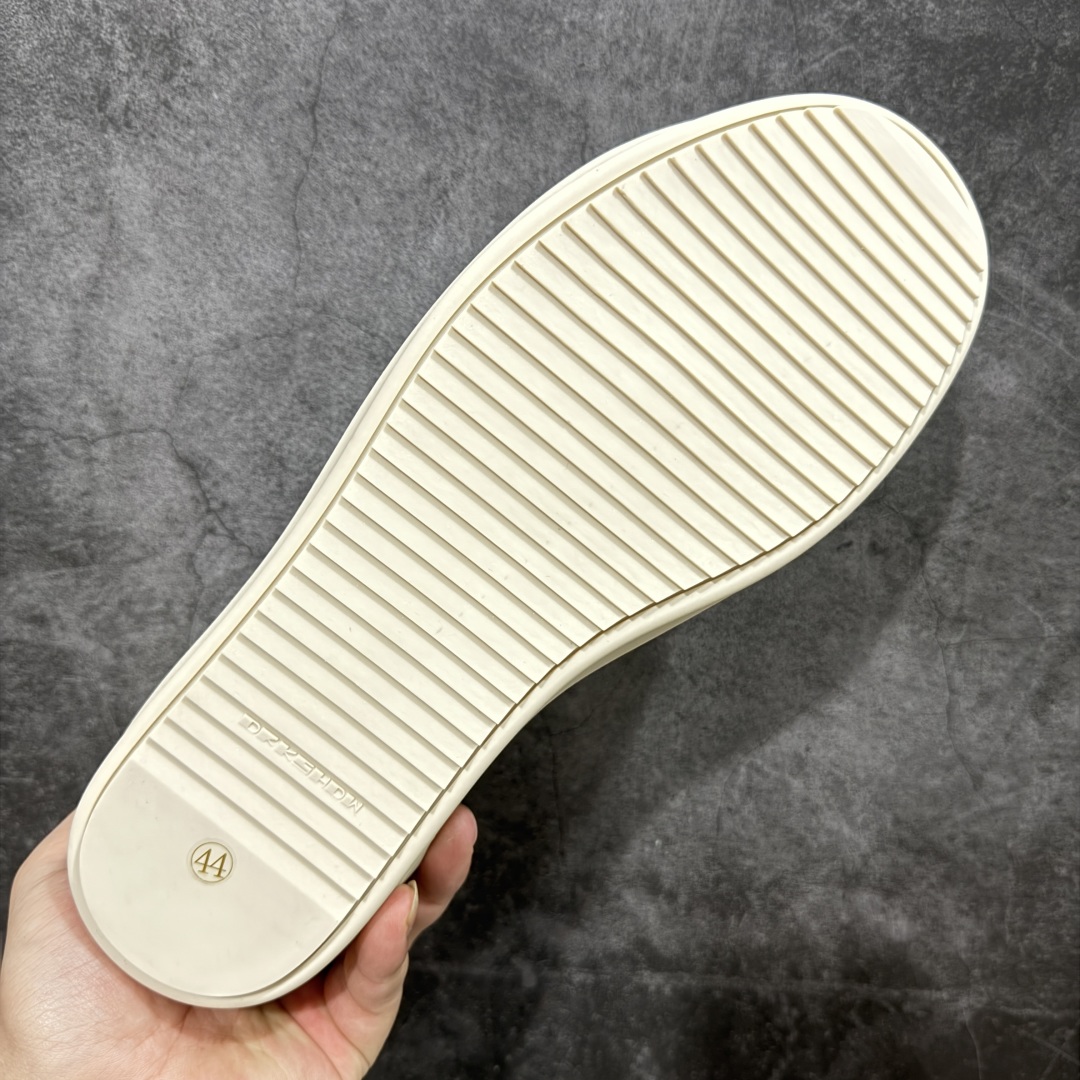 图片[9]-【S版本】莞产A级货 主打外贸 微店 平台 12个色陆续上架后续配色还在更新中 产品只会越做越漂亮💯 RO欧文斯Rickowens 最新版底模，drkshdw字体凸出来 的 无半点色差，斜纹布的材质和间距都是极致还原 【鞋头采用原版一致工艺 又翘又歪的效果目前这个技术市面上的任何版本都达不到这个效果】 【经历了3个半月时间洪师傅带领8人团队终于研究出1-1复刻还原版本 东莞厚街洪师傅是一位有着17年的开板师经验丰富的一位老师傅 一针一孔的研究‼️ 私模开发205个走针69个细节一步到位不敢说百分百💯保证有百分之98还原 慢工出细活 好的产品不怕晚 这次的开发针对艺术家 收藏家 高品质 的人群 定制品牌logo的拉链！超大一比一规格礼盒装，重达3斤以上，外加定制欧文斯保护盒！ 配有日文、英文，双语种配件卡片！细节诠释，一件不落。 鞋盒翻盖 三标，正面+底部都一一做到！虽然增加不了实质的成本，但是打磨产品的细节，再微小也会还原！ 尺码：35 36 37 38 39 40 41 42 43 44 45 46-选品中心