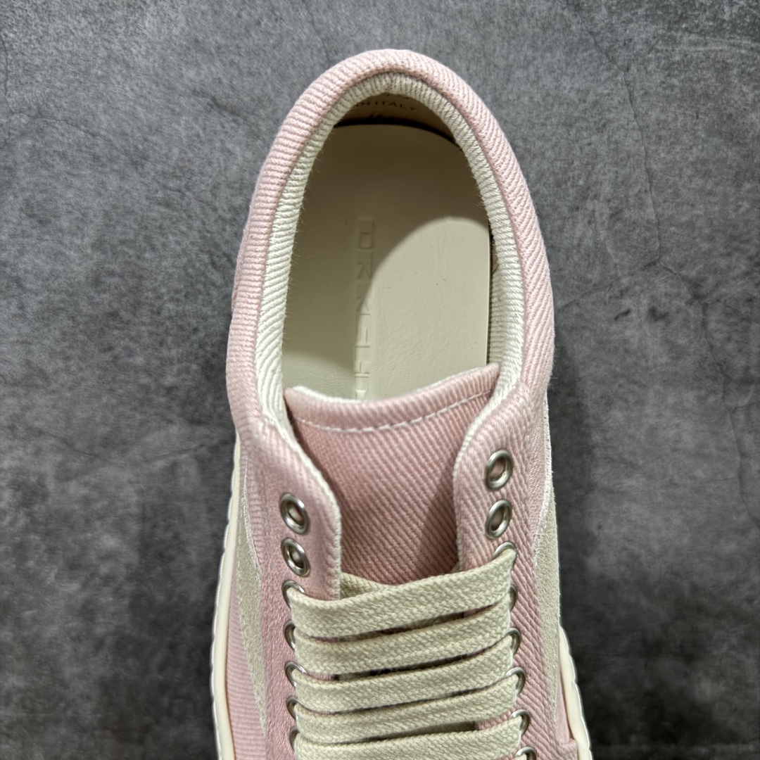 图片[8]-【S版本】莞产A级货 主打外贸 微店 平台 12个色陆续上架后续配色还在更新中 产品只会越做越漂亮💯 RO欧文斯Rickowens 最新版底模，drkshdw字体凸出来 的 无半点色差，斜纹布的材质和间距都是极致还原 【鞋头采用原版一致工艺 又翘又歪的效果目前这个技术市面上的任何版本都达不到这个效果】 【经历了3个半月时间洪师傅带领8人团队终于研究出1-1复刻还原版本 东莞厚街洪师傅是一位有着17年的开板师经验丰富的一位老师傅 一针一孔的研究‼️ 私模开发205个走针69个细节一步到位不敢说百分百💯保证有百分之98还原 慢工出细活 好的产品不怕晚 这次的开发针对艺术家 收藏家 高品质 的人群 定制品牌logo的拉链！超大一比一规格礼盒装，重达3斤以上，外加定制欧文斯保护盒！ 配有日文、英文，双语种配件卡片！细节诠释，一件不落。 鞋盒翻盖 三标，正面+底部都一一做到！虽然增加不了实质的成本，但是打磨产品的细节，再微小也会还原！ 尺码：35 36 37 38 39 40-选品中心