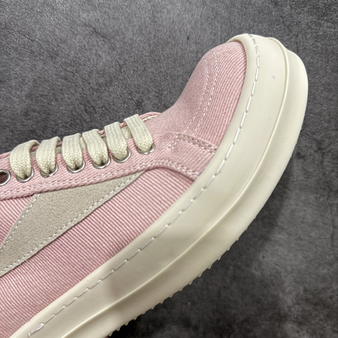 图片[6]-【S版本】莞产A级货 主打外贸 微店 平台 12个色陆续上架后续配色还在更新中 产品只会越做越漂亮💯 RO欧文斯Rickowens 最新版底模，drkshdw字体凸出来 的 无半点色差，斜纹布的材质和间距都是极致还原 【鞋头采用原版一致工艺 又翘又歪的效果目前这个技术市面上的任何版本都达不到这个效果】 【经历了3个半月时间洪师傅带领8人团队终于研究出1-1复刻还原版本 东莞厚街洪师傅是一位有着17年的开板师经验丰富的一位老师傅 一针一孔的研究‼️ 私模开发205个走针69个细节一步到位不敢说百分百💯保证有百分之98还原 慢工出细活 好的产品不怕晚 这次的开发针对艺术家 收藏家 高品质 的人群 定制品牌logo的拉链！超大一比一规格礼盒装，重达3斤以上，外加定制欧文斯保护盒！ 配有日文、英文，双语种配件卡片！细节诠释，一件不落。 鞋盒翻盖 三标，正面+底部都一一做到！虽然增加不了实质的成本，但是打磨产品的细节，再微小也会还原！ 尺码：35 36 37 38 39 40-选品中心