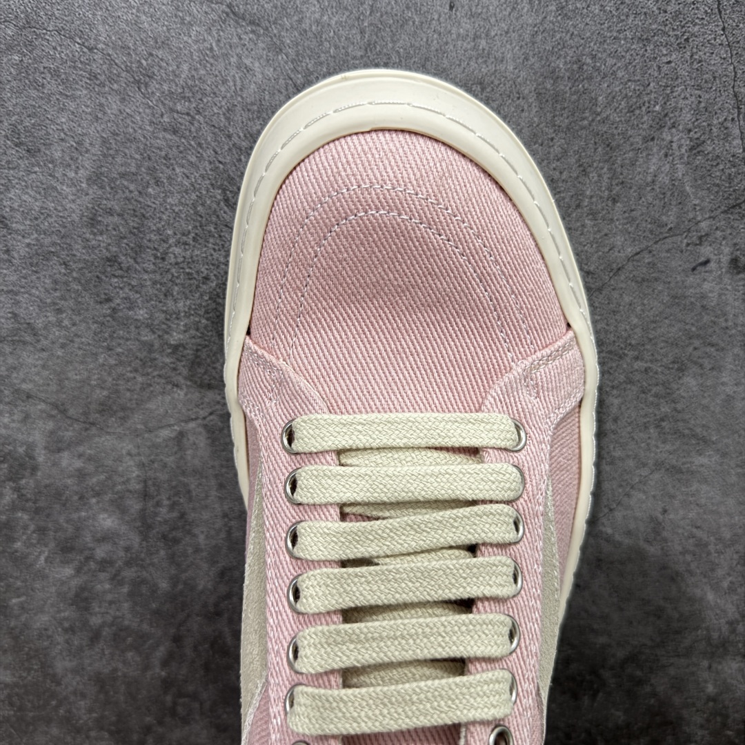 图片[5]-【S版本】莞产A级货 主打外贸 微店 平台 12个色陆续上架后续配色还在更新中 产品只会越做越漂亮💯 RO欧文斯Rickowens 最新版底模，drkshdw字体凸出来 的 无半点色差，斜纹布的材质和间距都是极致还原 【鞋头采用原版一致工艺 又翘又歪的效果目前这个技术市面上的任何版本都达不到这个效果】 【经历了3个半月时间洪师傅带领8人团队终于研究出1-1复刻还原版本 东莞厚街洪师傅是一位有着17年的开板师经验丰富的一位老师傅 一针一孔的研究‼️ 私模开发205个走针69个细节一步到位不敢说百分百💯保证有百分之98还原 慢工出细活 好的产品不怕晚 这次的开发针对艺术家 收藏家 高品质 的人群 定制品牌logo的拉链！超大一比一规格礼盒装，重达3斤以上，外加定制欧文斯保护盒！ 配有日文、英文，双语种配件卡片！细节诠释，一件不落。 鞋盒翻盖 三标，正面+底部都一一做到！虽然增加不了实质的成本，但是打磨产品的细节，再微小也会还原！ 尺码：35 36 37 38 39 40-选品中心