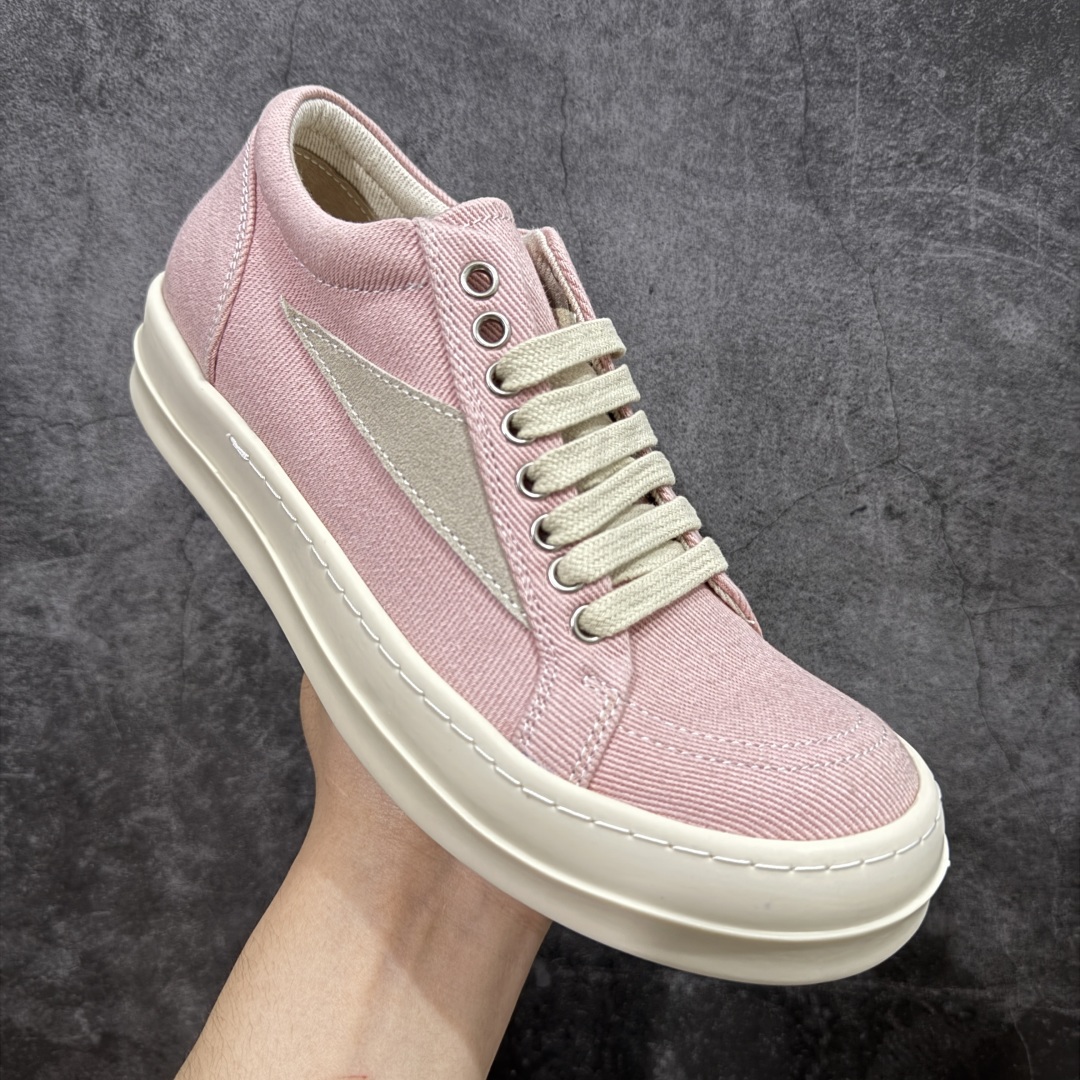 图片[3]-【S版本】莞产A级货 主打外贸 微店 平台 12个色陆续上架后续配色还在更新中 产品只会越做越漂亮💯 RO欧文斯Rickowens 最新版底模，drkshdw字体凸出来 的 无半点色差，斜纹布的材质和间距都是极致还原 【鞋头采用原版一致工艺 又翘又歪的效果目前这个技术市面上的任何版本都达不到这个效果】 【经历了3个半月时间洪师傅带领8人团队终于研究出1-1复刻还原版本 东莞厚街洪师傅是一位有着17年的开板师经验丰富的一位老师傅 一针一孔的研究‼️ 私模开发205个走针69个细节一步到位不敢说百分百💯保证有百分之98还原 慢工出细活 好的产品不怕晚 这次的开发针对艺术家 收藏家 高品质 的人群 定制品牌logo的拉链！超大一比一规格礼盒装，重达3斤以上，外加定制欧文斯保护盒！ 配有日文、英文，双语种配件卡片！细节诠释，一件不落。 鞋盒翻盖 三标，正面+底部都一一做到！虽然增加不了实质的成本，但是打磨产品的细节，再微小也会还原！ 尺码：35 36 37 38 39 40-选品中心