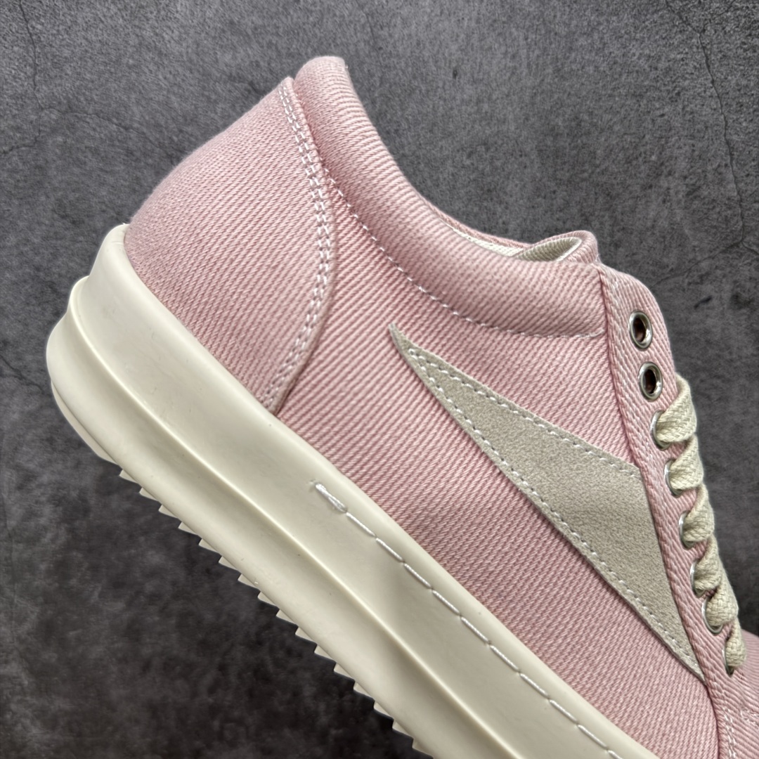 图片[7]-【S版本】莞产A级货 主打外贸 微店 平台 12个色陆续上架后续配色还在更新中 产品只会越做越漂亮💯 RO欧文斯Rickowens 最新版底模，drkshdw字体凸出来 的 无半点色差，斜纹布的材质和间距都是极致还原 【鞋头采用原版一致工艺 又翘又歪的效果目前这个技术市面上的任何版本都达不到这个效果】 【经历了3个半月时间洪师傅带领8人团队终于研究出1-1复刻还原版本 东莞厚街洪师傅是一位有着17年的开板师经验丰富的一位老师傅 一针一孔的研究‼️ 私模开发205个走针69个细节一步到位不敢说百分百💯保证有百分之98还原 慢工出细活 好的产品不怕晚 这次的开发针对艺术家 收藏家 高品质 的人群 定制品牌logo的拉链！超大一比一规格礼盒装，重达3斤以上，外加定制欧文斯保护盒！ 配有日文、英文，双语种配件卡片！细节诠释，一件不落。 鞋盒翻盖 三标，正面+底部都一一做到！虽然增加不了实质的成本，但是打磨产品的细节，再微小也会还原！ 尺码：35 36 37 38 39 40-选品中心