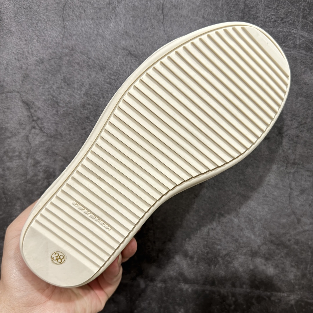 图片[9]-【S版本】莞产A级货 主打外贸 微店 平台 12个色陆续上架后续配色还在更新中 产品只会越做越漂亮💯 RO欧文斯Rickowens 最新版底模，drkshdw字体凸出来 的 无半点色差，斜纹布的材质和间距都是极致还原 【鞋头采用原版一致工艺 又翘又歪的效果目前这个技术市面上的任何版本都达不到这个效果】 【经历了3个半月时间洪师傅带领8人团队终于研究出1-1复刻还原版本 东莞厚街洪师傅是一位有着17年的开板师经验丰富的一位老师傅 一针一孔的研究‼️ 私模开发205个走针69个细节一步到位不敢说百分百💯保证有百分之98还原 慢工出细活 好的产品不怕晚 这次的开发针对艺术家 收藏家 高品质 的人群 定制品牌logo的拉链！超大一比一规格礼盒装，重达3斤以上，外加定制欧文斯保护盒！ 配有日文、英文，双语种配件卡片！细节诠释，一件不落。 鞋盒翻盖 三标，正面+底部都一一做到！虽然增加不了实质的成本，但是打磨产品的细节，再微小也会还原！ 尺码：35 36 37 38 39 40-选品中心