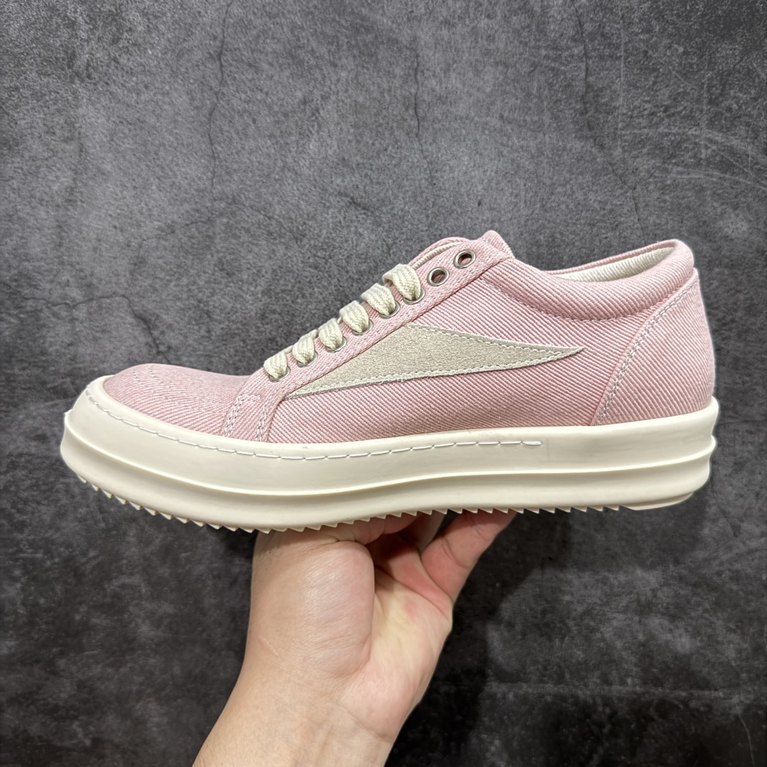 图片[2]-【S版本】莞产A级货 主打外贸 微店 平台 12个色陆续上架后续配色还在更新中 产品只会越做越漂亮💯 RO欧文斯Rickowens 最新版底模，drkshdw字体凸出来 的 无半点色差，斜纹布的材质和间距都是极致还原 【鞋头采用原版一致工艺 又翘又歪的效果目前这个技术市面上的任何版本都达不到这个效果】 【经历了3个半月时间洪师傅带领8人团队终于研究出1-1复刻还原版本 东莞厚街洪师傅是一位有着17年的开板师经验丰富的一位老师傅 一针一孔的研究‼️ 私模开发205个走针69个细节一步到位不敢说百分百💯保证有百分之98还原 慢工出细活 好的产品不怕晚 这次的开发针对艺术家 收藏家 高品质 的人群 定制品牌logo的拉链！超大一比一规格礼盒装，重达3斤以上，外加定制欧文斯保护盒！ 配有日文、英文，双语种配件卡片！细节诠释，一件不落。 鞋盒翻盖 三标，正面+底部都一一做到！虽然增加不了实质的成本，但是打磨产品的细节，再微小也会还原！ 尺码：35 36 37 38 39 40-选品中心