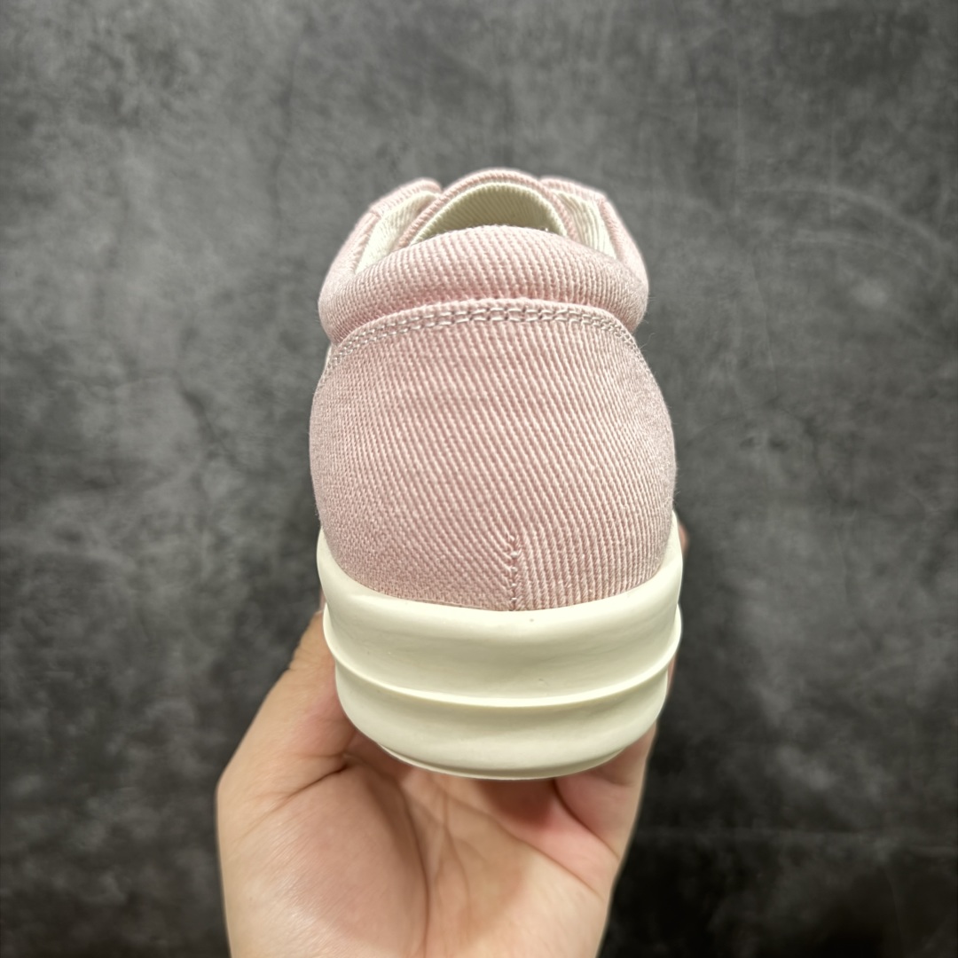 图片[4]-【S版本】莞产A级货 主打外贸 微店 平台 12个色陆续上架后续配色还在更新中 产品只会越做越漂亮💯 RO欧文斯Rickowens 最新版底模，drkshdw字体凸出来 的 无半点色差，斜纹布的材质和间距都是极致还原 【鞋头采用原版一致工艺 又翘又歪的效果目前这个技术市面上的任何版本都达不到这个效果】 【经历了3个半月时间洪师傅带领8人团队终于研究出1-1复刻还原版本 东莞厚街洪师傅是一位有着17年的开板师经验丰富的一位老师傅 一针一孔的研究‼️ 私模开发205个走针69个细节一步到位不敢说百分百💯保证有百分之98还原 慢工出细活 好的产品不怕晚 这次的开发针对艺术家 收藏家 高品质 的人群 定制品牌logo的拉链！超大一比一规格礼盒装，重达3斤以上，外加定制欧文斯保护盒！ 配有日文、英文，双语种配件卡片！细节诠释，一件不落。 鞋盒翻盖 三标，正面+底部都一一做到！虽然增加不了实质的成本，但是打磨产品的细节，再微小也会还原！ 尺码：35 36 37 38 39 40-选品中心