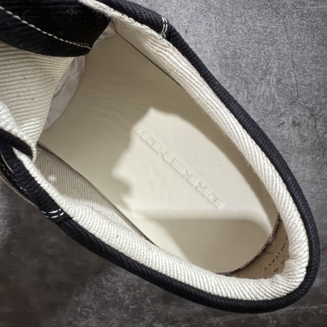 图片[8]-【S版本】莞产A级货 主打外贸 微店 平台 12个色陆续上架后续配色还在更新中 产品只会越做越漂亮💯 RO欧文斯Rickowens 最新版底模，drkshdw字体凸出来 的 无半点色差，斜纹布的材质和间距都是极致还原 【鞋头采用原版一致工艺 又翘又歪的效果目前这个技术市面上的任何版本都达不到这个效果】 【经历了3个半月时间洪师傅带领8人团队终于研究出1-1复刻还原版本 东莞厚街洪师傅是一位有着17年的开板师经验丰富的一位老师傅 一针一孔的研究‼️ 私模开发205个走针69个细节一步到位不敢说百分百💯保证有百分之98还原 慢工出细活 好的产品不怕晚 这次的开发针对艺术家 收藏家 高品质 的人群 定制品牌logo的拉链！超大一比一规格礼盒装，重达3斤以上，外加定制欧文斯保护盒！ 配有日文、英文，双语种配件卡片！细节诠释，一件不落。 鞋盒翻盖 三标，正面+底部都一一做到！虽然增加不了实质的成本，但是打磨产品的细节，再微小也会还原！ 尺码：40-46-选品中心