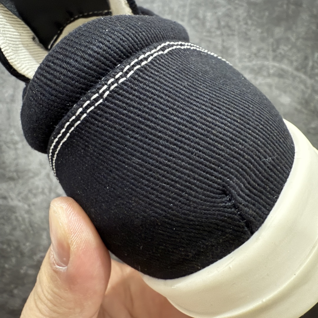 图片[3]-【S版本】莞产A级货 主打外贸 微店 平台 12个色陆续上架后续配色还在更新中 产品只会越做越漂亮💯 RO欧文斯Rickowens 最新版底模，drkshdw字体凸出来 的 无半点色差，斜纹布的材质和间距都是极致还原 【鞋头采用原版一致工艺 又翘又歪的效果目前这个技术市面上的任何版本都达不到这个效果】 【经历了3个半月时间洪师傅带领8人团队终于研究出1-1复刻还原版本 东莞厚街洪师傅是一位有着17年的开板师经验丰富的一位老师傅 一针一孔的研究‼️ 私模开发205个走针69个细节一步到位不敢说百分百💯保证有百分之98还原 慢工出细活 好的产品不怕晚 这次的开发针对艺术家 收藏家 高品质 的人群 定制品牌logo的拉链！超大一比一规格礼盒装，重达3斤以上，外加定制欧文斯保护盒！ 配有日文、英文，双语种配件卡片！细节诠释，一件不落。 鞋盒翻盖 三标，正面+底部都一一做到！虽然增加不了实质的成本，但是打磨产品的细节，再微小也会还原！ 尺码：40-46-选品中心