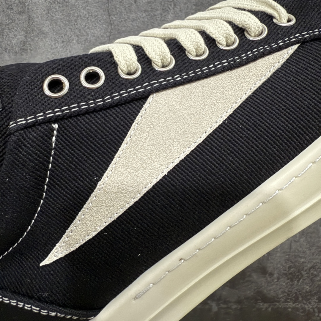 图片[2]-【S版本】莞产A级货 主打外贸 微店 平台 12个色陆续上架后续配色还在更新中 产品只会越做越漂亮💯 RO欧文斯Rickowens 最新版底模，drkshdw字体凸出来 的 无半点色差，斜纹布的材质和间距都是极致还原 【鞋头采用原版一致工艺 又翘又歪的效果目前这个技术市面上的任何版本都达不到这个效果】 【经历了3个半月时间洪师傅带领8人团队终于研究出1-1复刻还原版本 东莞厚街洪师傅是一位有着17年的开板师经验丰富的一位老师傅 一针一孔的研究‼️ 私模开发205个走针69个细节一步到位不敢说百分百💯保证有百分之98还原 慢工出细活 好的产品不怕晚 这次的开发针对艺术家 收藏家 高品质 的人群 定制品牌logo的拉链！超大一比一规格礼盒装，重达3斤以上，外加定制欧文斯保护盒！ 配有日文、英文，双语种配件卡片！细节诠释，一件不落。 鞋盒翻盖 三标，正面+底部都一一做到！虽然增加不了实质的成本，但是打磨产品的细节，再微小也会还原！ 尺码：40-46-选品中心