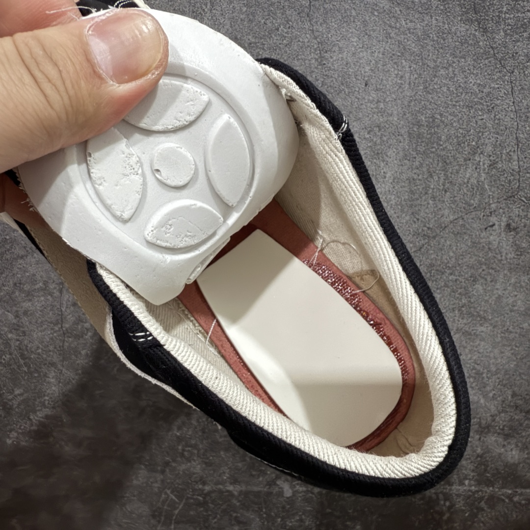 图片[9]-【S版本】莞产A级货 主打外贸 微店 平台 12个色陆续上架后续配色还在更新中 产品只会越做越漂亮💯 RO欧文斯Rickowens 最新版底模，drkshdw字体凸出来 的 无半点色差，斜纹布的材质和间距都是极致还原 【鞋头采用原版一致工艺 又翘又歪的效果目前这个技术市面上的任何版本都达不到这个效果】 【经历了3个半月时间洪师傅带领8人团队终于研究出1-1复刻还原版本 东莞厚街洪师傅是一位有着17年的开板师经验丰富的一位老师傅 一针一孔的研究‼️ 私模开发205个走针69个细节一步到位不敢说百分百💯保证有百分之98还原 慢工出细活 好的产品不怕晚 这次的开发针对艺术家 收藏家 高品质 的人群 定制品牌logo的拉链！超大一比一规格礼盒装，重达3斤以上，外加定制欧文斯保护盒！ 配有日文、英文，双语种配件卡片！细节诠释，一件不落。 鞋盒翻盖 三标，正面+底部都一一做到！虽然增加不了实质的成本，但是打磨产品的细节，再微小也会还原！ 尺码：40-46-选品中心